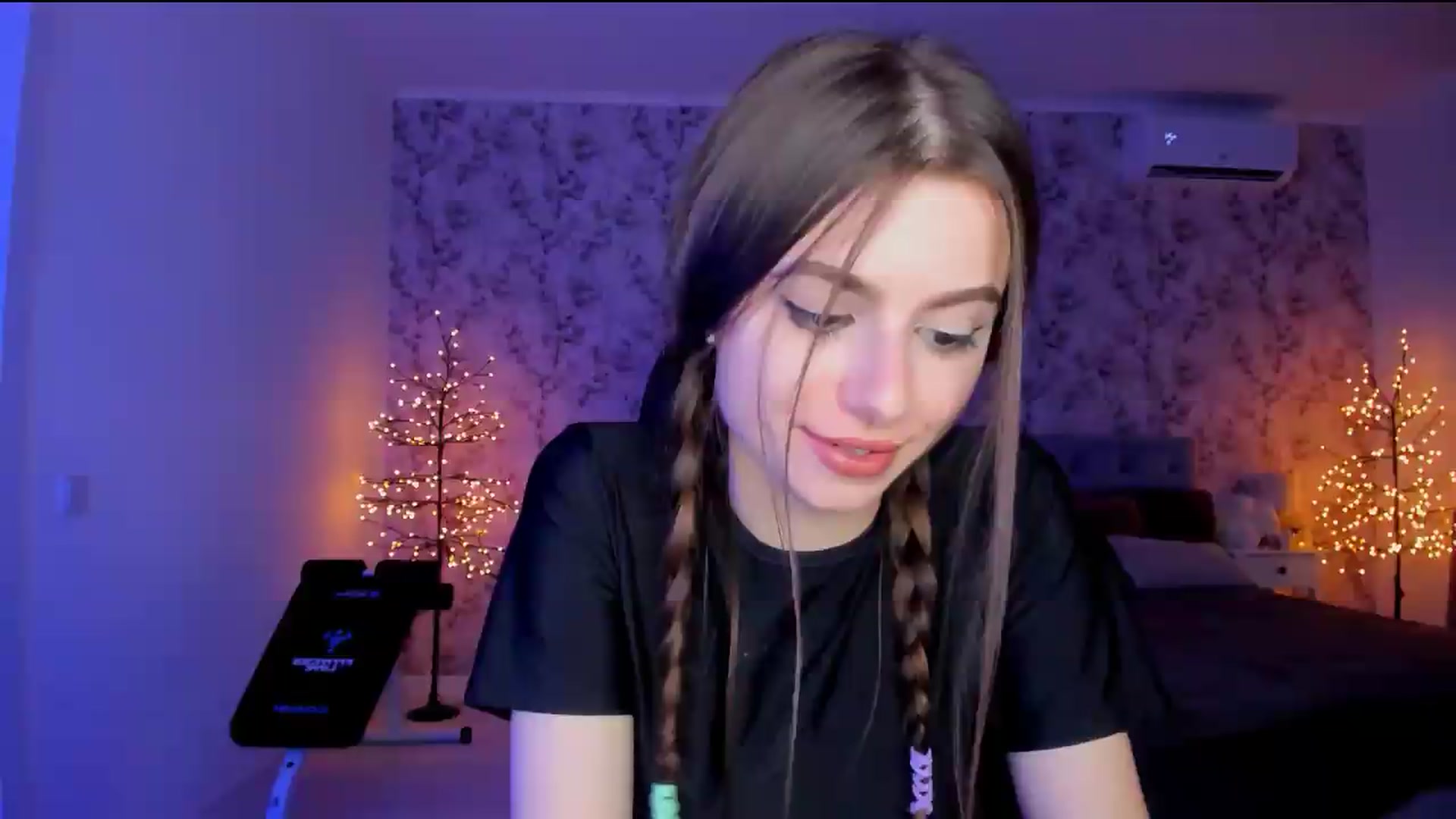 Gallery image thumbnail from Hotmolly_'s myfreecams stream on, 08/15/2026, 19:13 image 17 of 20