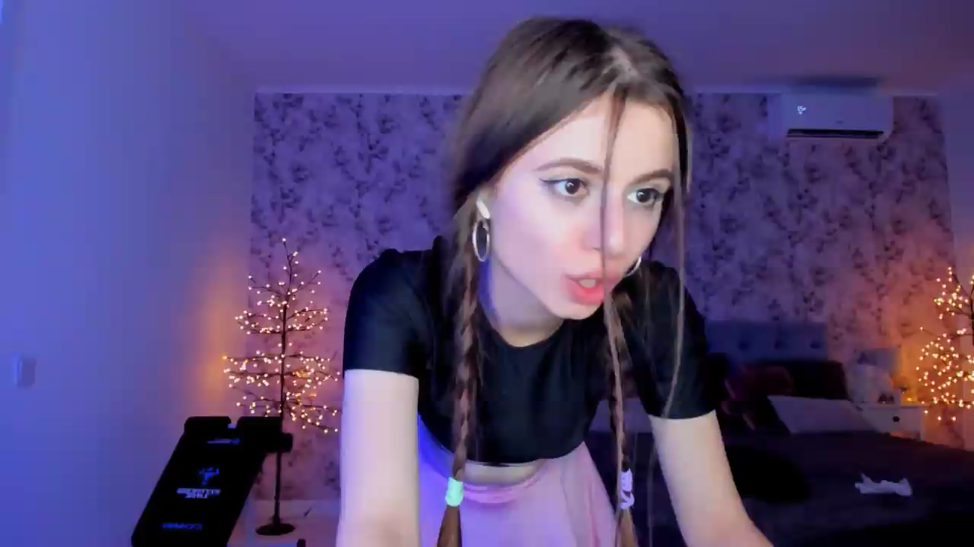 Gallery image thumbnail from Hotmolly_'s myfreecams stream on, 08/17/2026, 24:38 image 3 of 20
