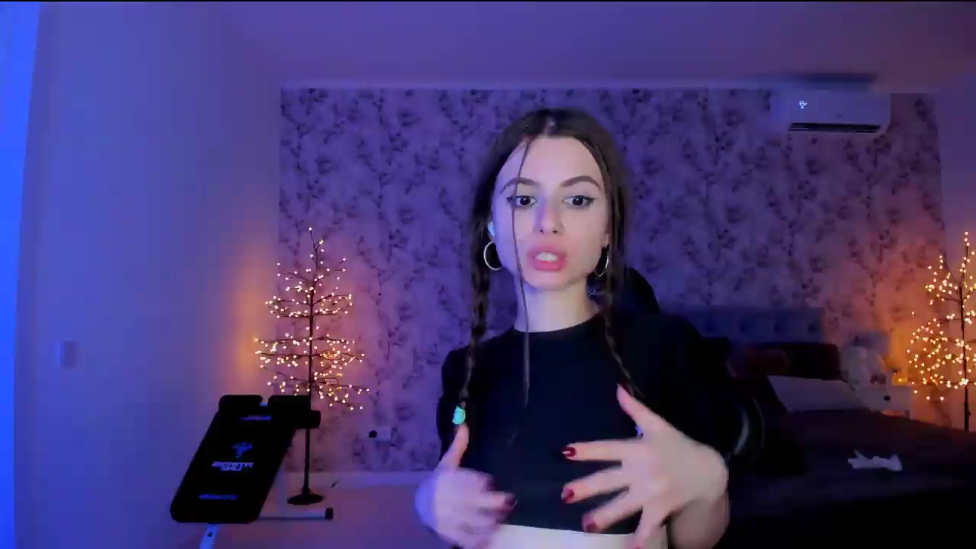 Gallery image thumbnail from Hotmolly_'s myfreecams stream on, 08/17/2026, 01:31 image 1 of 20