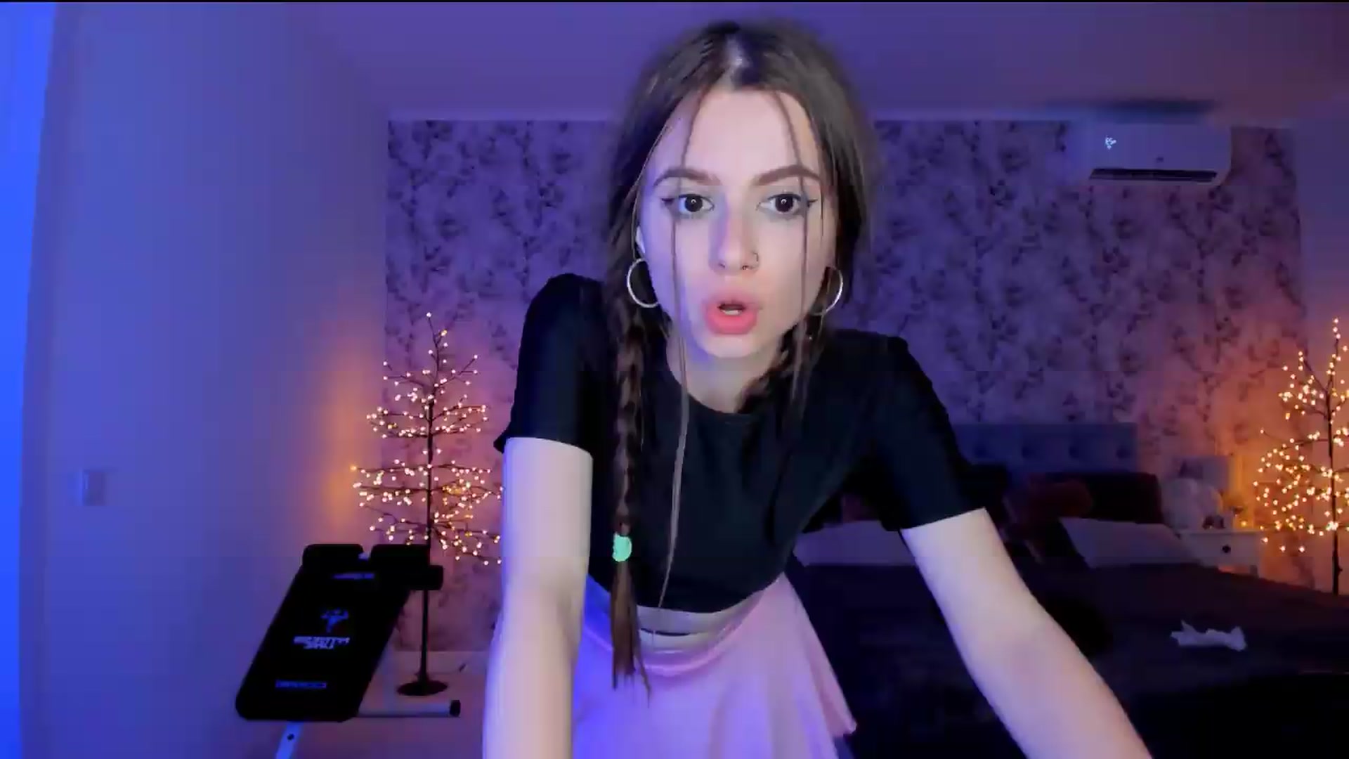 Gallery image thumbnail from Hotmolly_'s myfreecams stream on, 08/17/2026, 01:31 image 12 of 20
