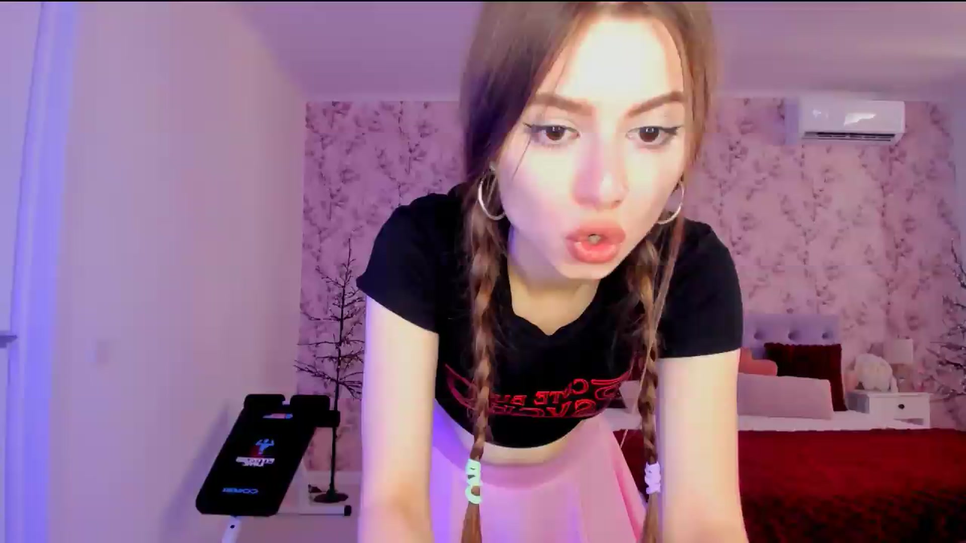 Gallery image thumbnail from Hotmolly_'s myfreecams stream on, 08/19/2026, 11:10 image 17 of 20