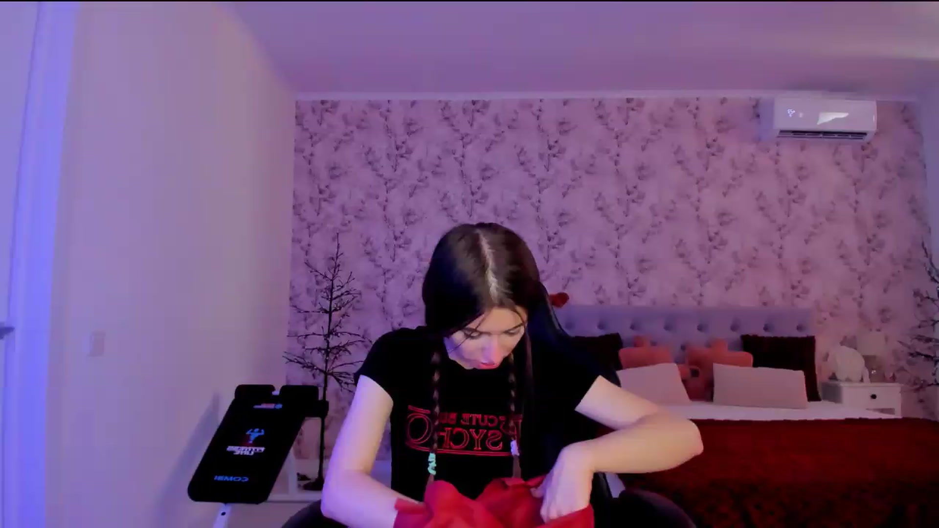 Gallery image thumbnail from Hotmolly_'s myfreecams stream on, 08/19/2026, 11:10 image 5 of 20