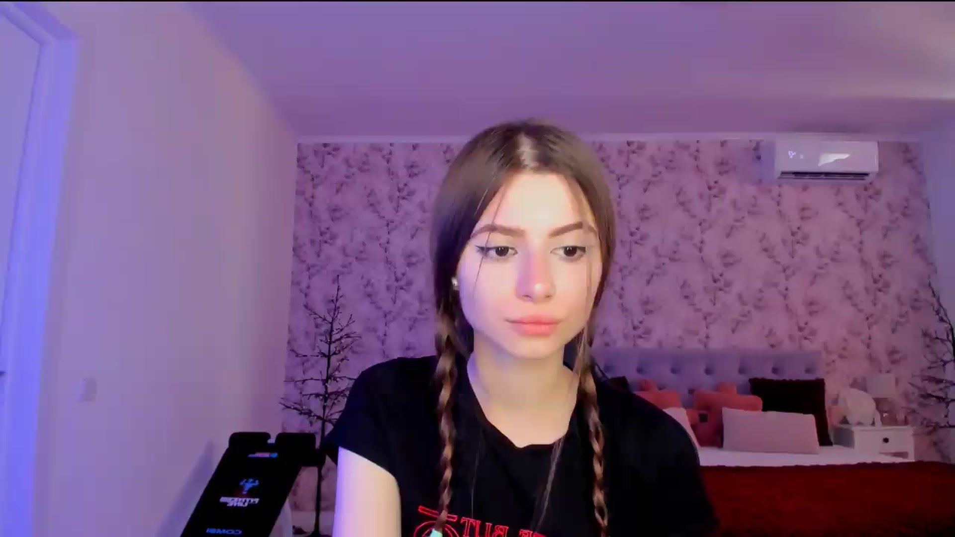 Gallery image thumbnail from Hotmolly_'s myfreecams stream on, 08/19/2026, 11:10 image 4 of 20