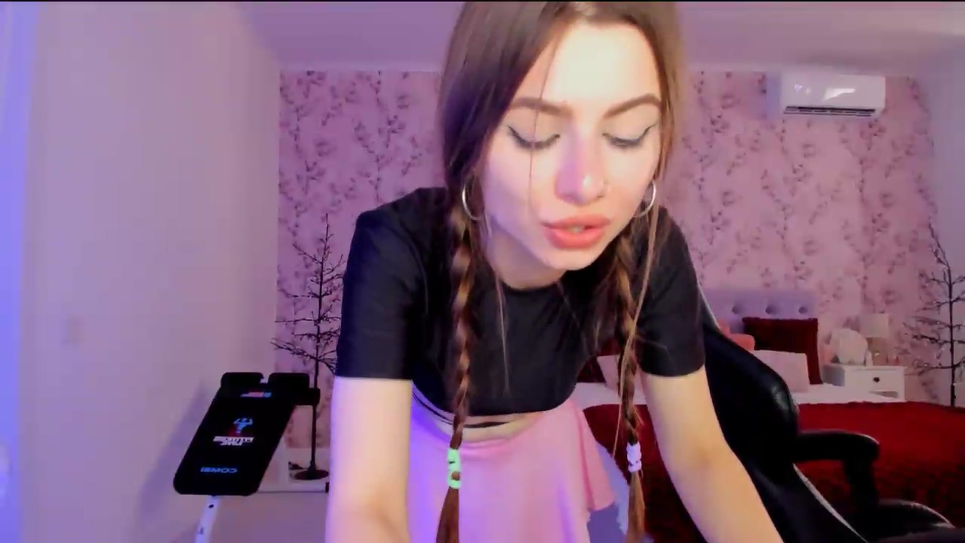 Gallery image thumbnail from Hotmolly_'s myfreecams stream on, 08/19/2026, 12:16 image 17 of 20