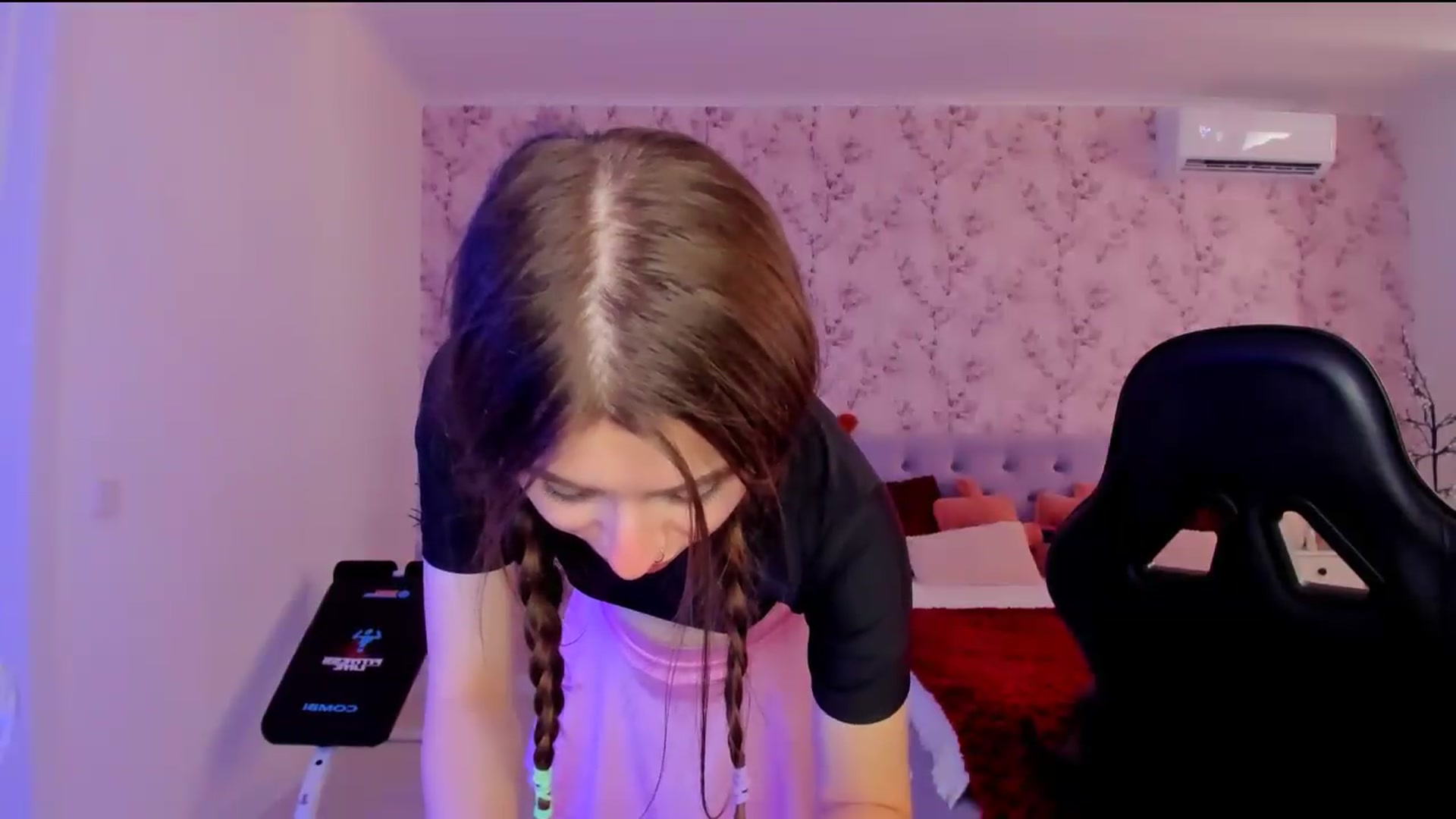 Gallery image thumbnail from Hotmolly_'s myfreecams stream on, 08/19/2026, 12:16 image 12 of 20