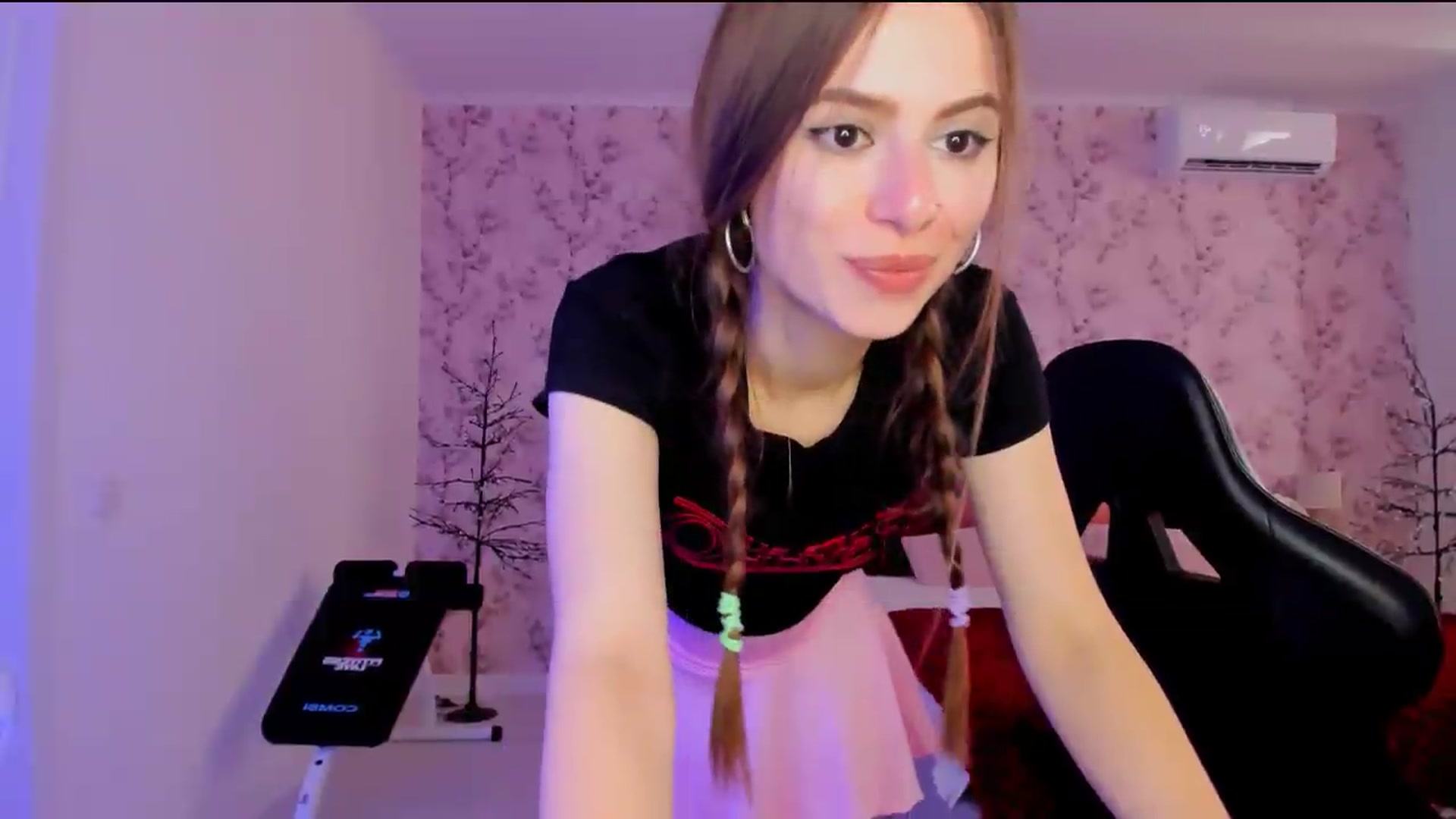 Gallery image thumbnail from Hotmolly_'s myfreecams stream on, 08/19/2026, 12:16 image 11 of 20