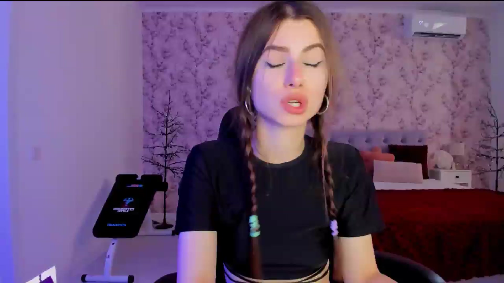 Gallery image thumbnail from Hotmolly_'s myfreecams stream on, 08/19/2026, 14:16 image 11 of 20