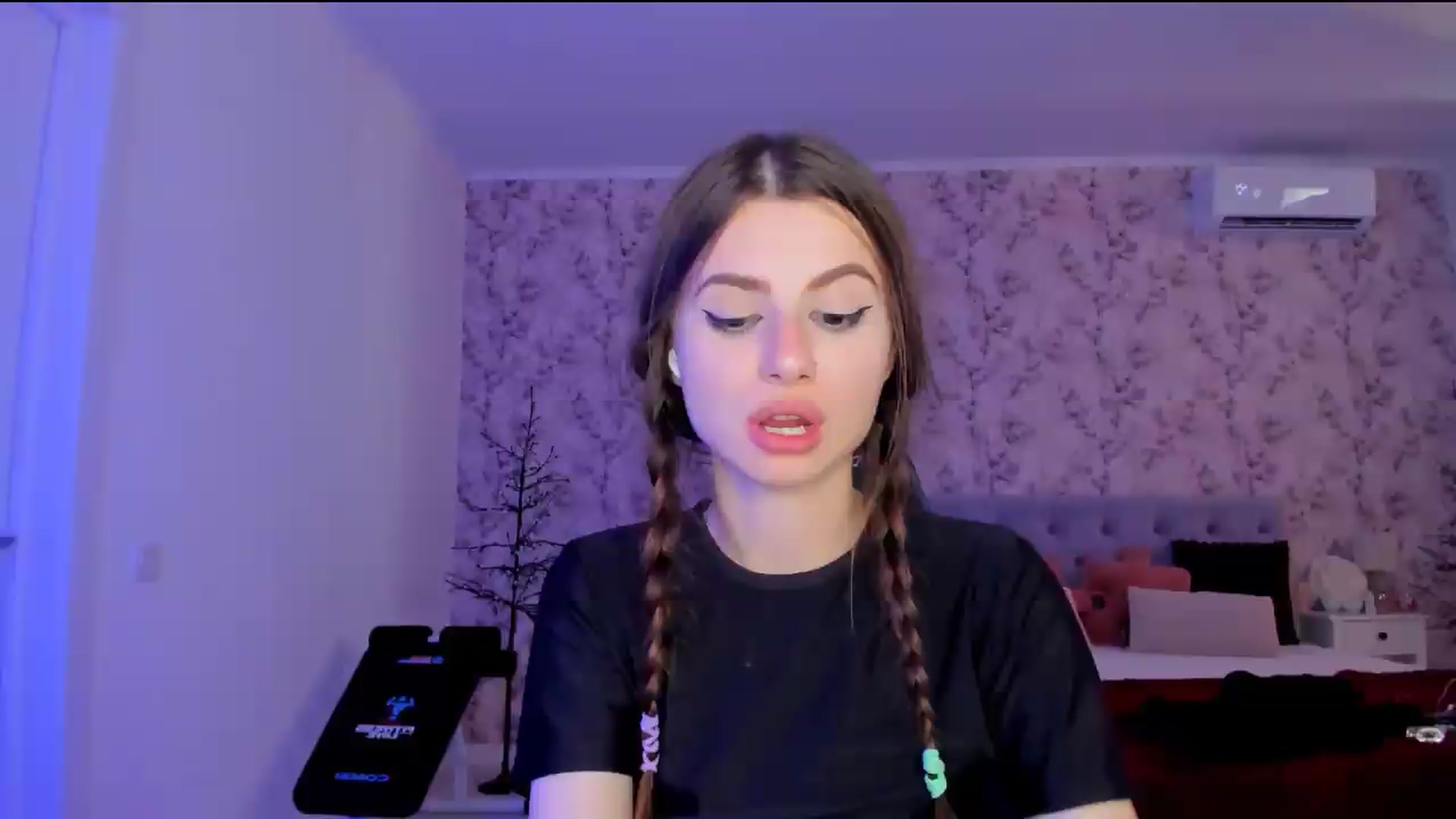 Gallery image thumbnail from Hotmolly_'s myfreecams stream on, 08/20/2026, 15:01 image 1 of 20