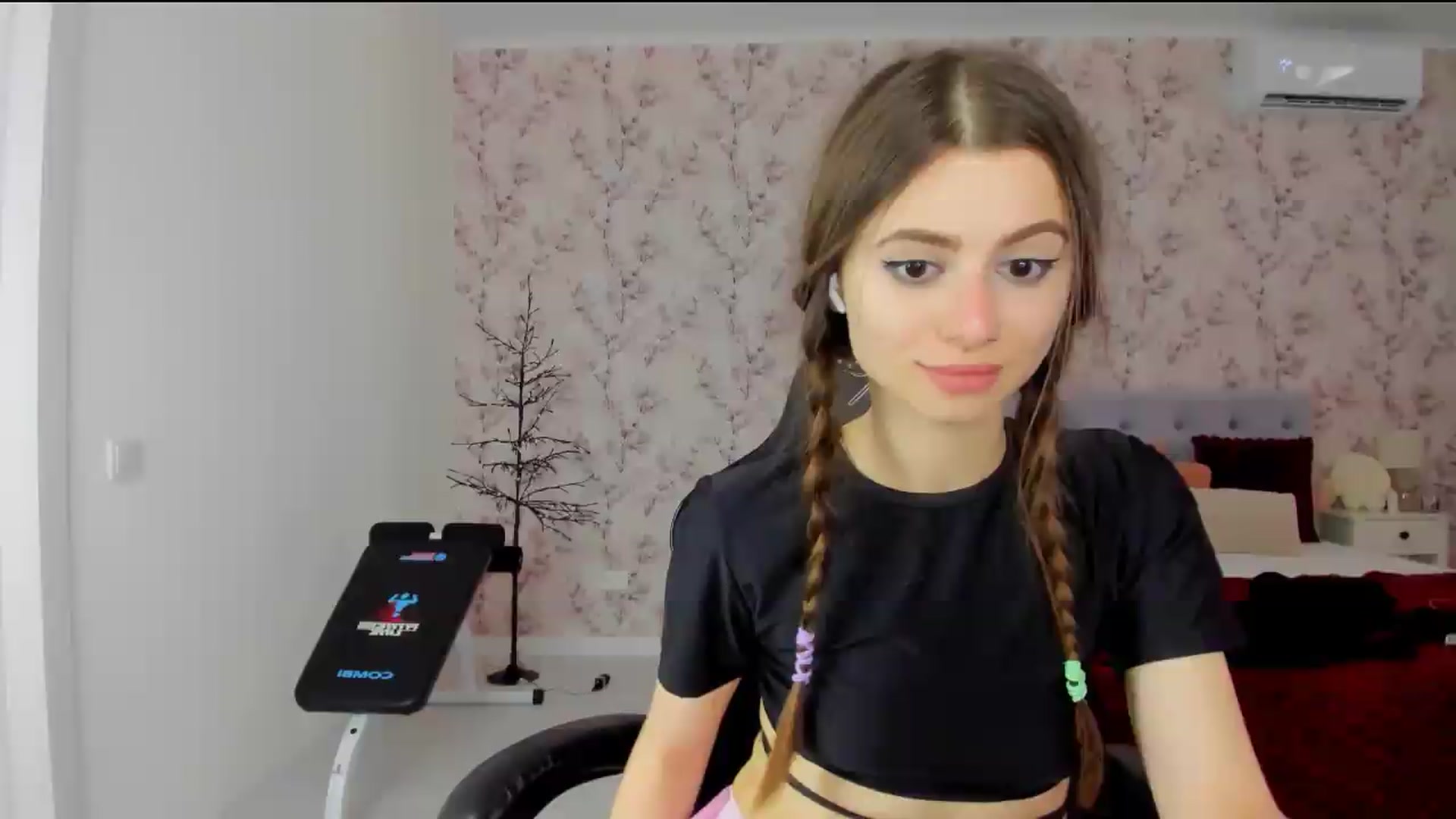 Gallery image thumbnail from Hotmolly_'s myfreecams stream on, 08/20/2026, 15:01 image 10 of 20