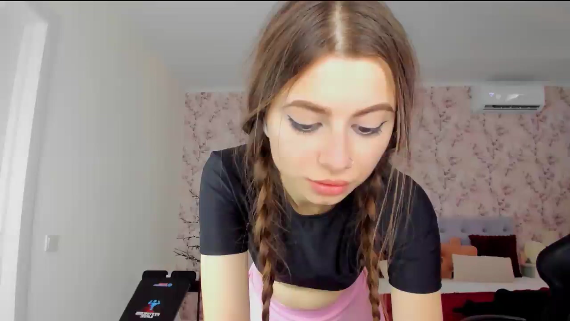 Gallery image thumbnail from Hotmolly_'s myfreecams stream on, 08/20/2026, 15:01 image 12 of 20