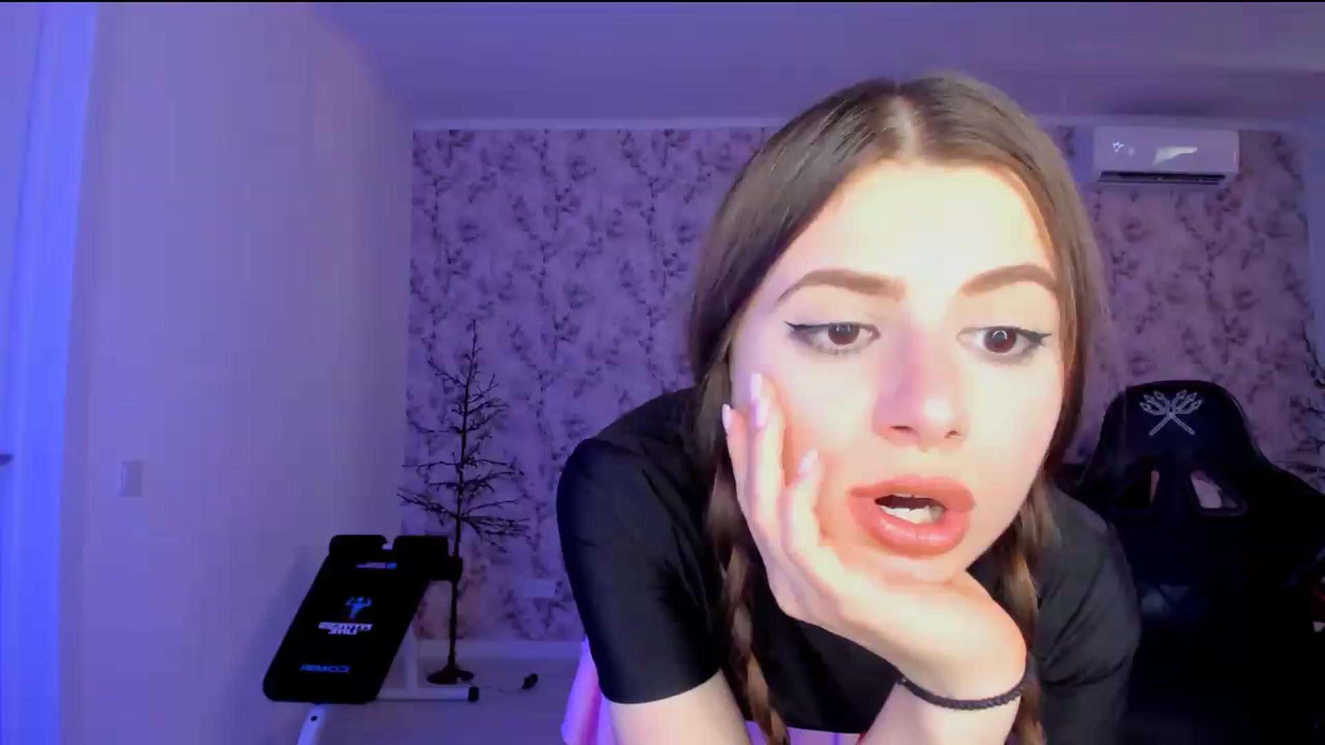 Gallery image thumbnail from Hotmolly_'s myfreecams stream on, 08/20/2026, 15:37 image 18 of 20