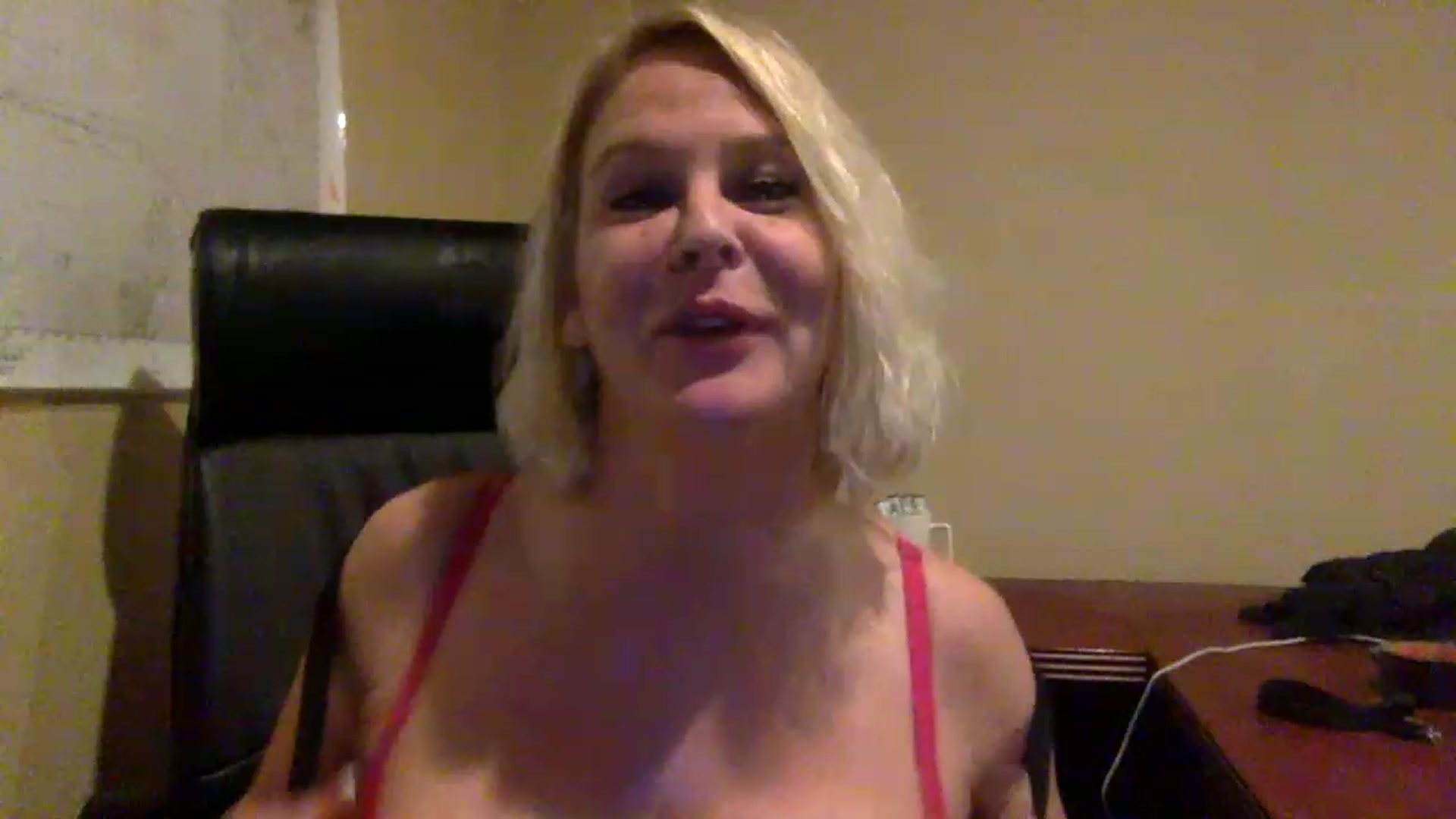 Gallery image thumbnail from Hotpinkbox00's myfreecams stream on, 03/19/2023, 08:33 image 7 of 20
