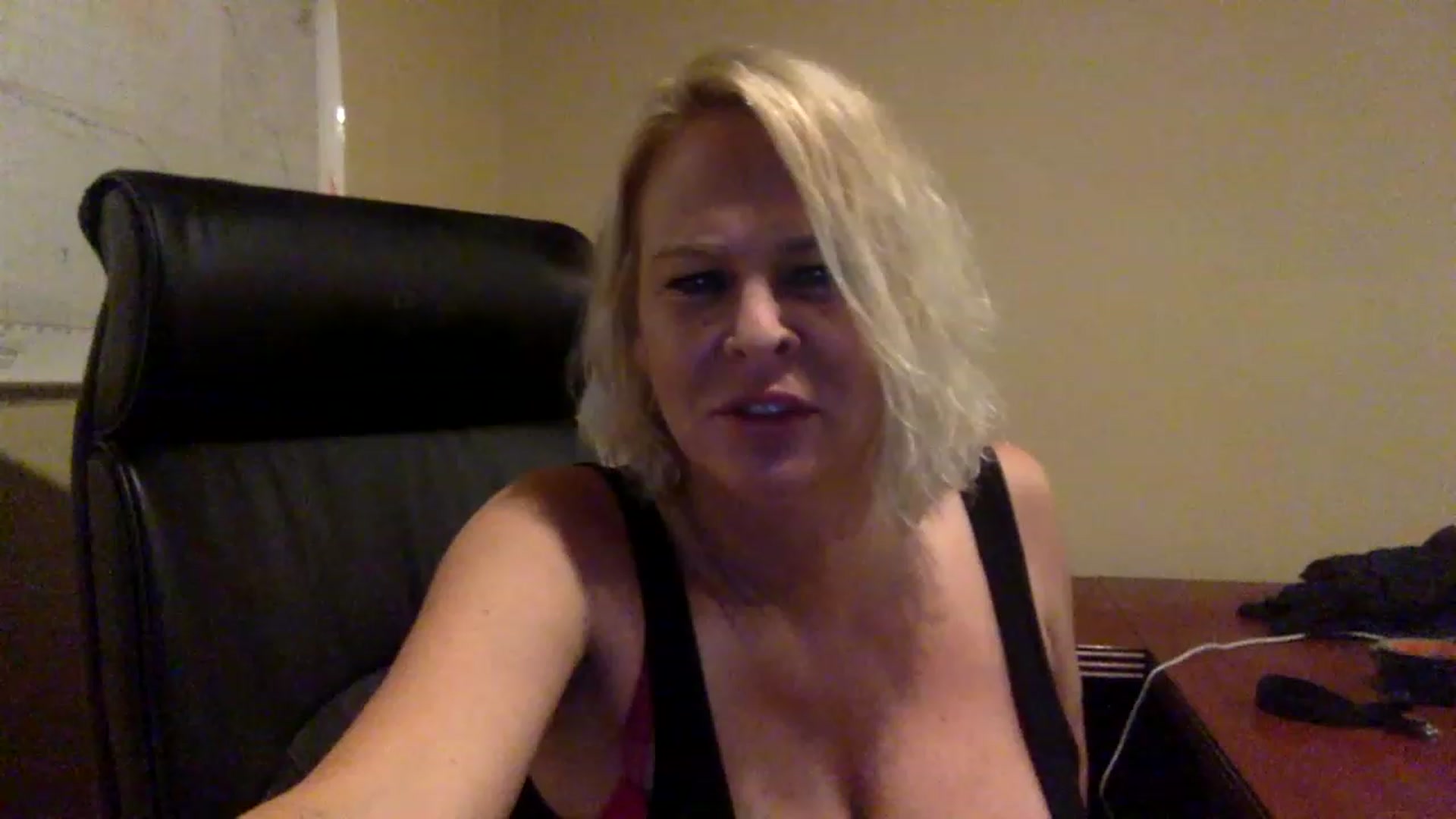 Gallery image thumbnail from Hotpinkbox00's myfreecams stream on, 03/19/2023, 08:33 image 8 of 20