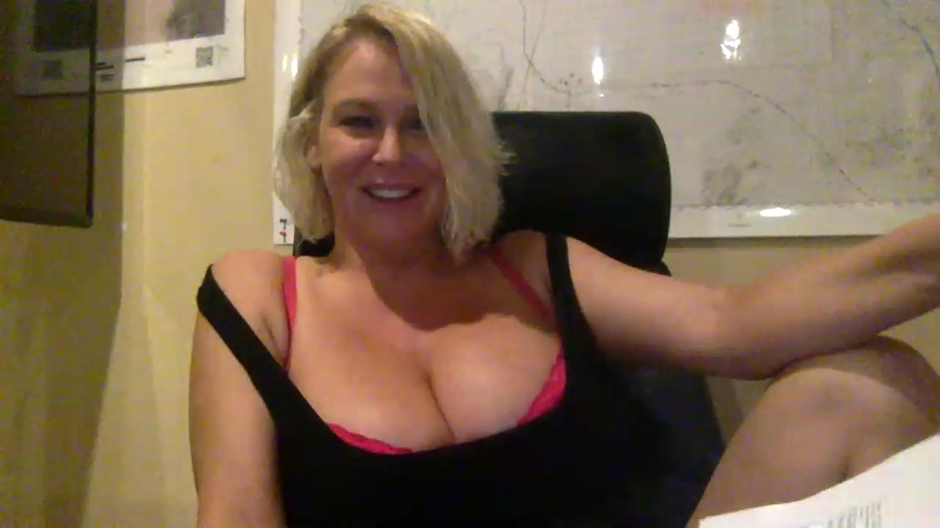 Gallery image thumbnail from Hotpinkbox00's myfreecams stream on, 03/19/2023, 08:33 image 15 of 20