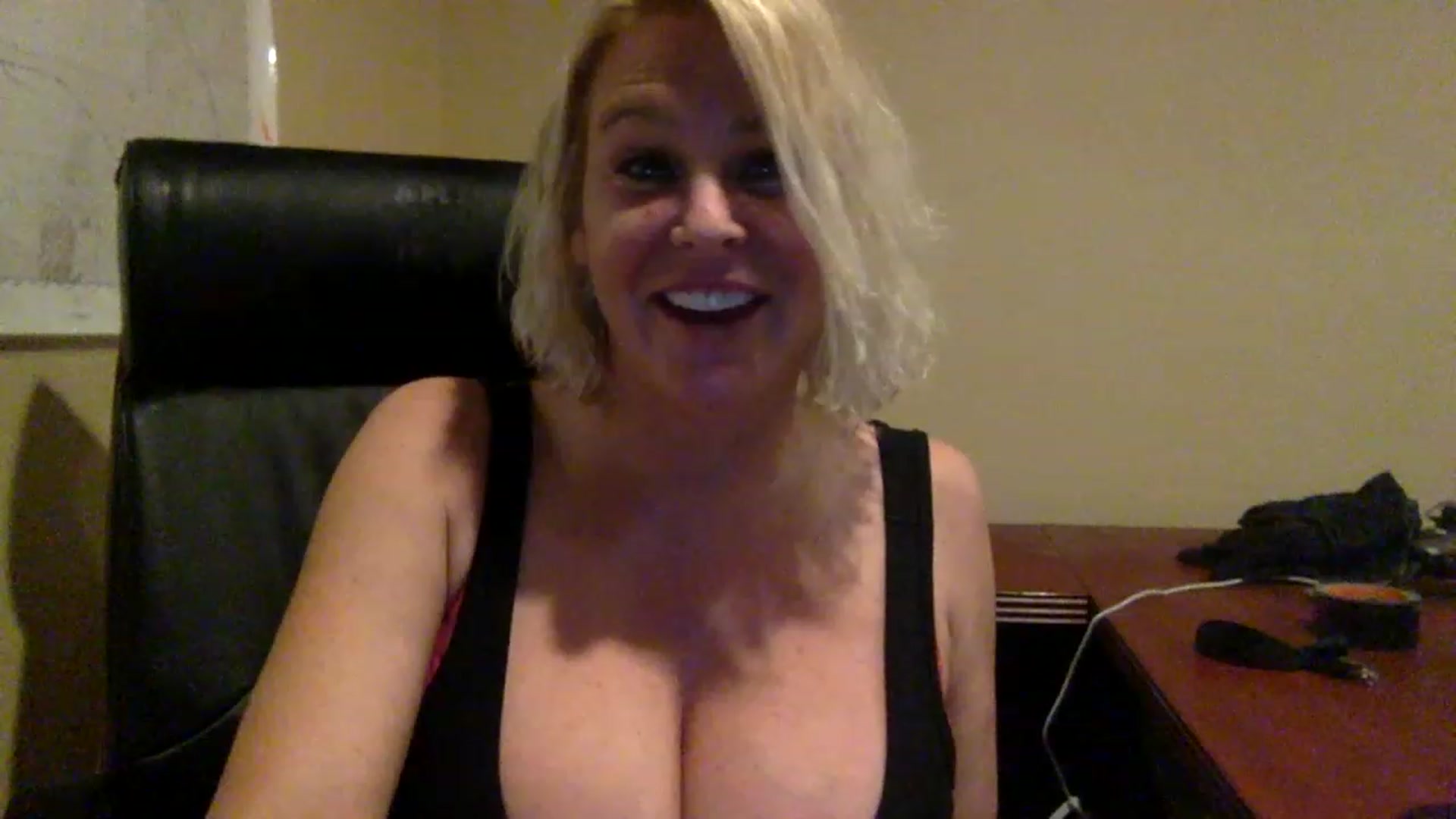 Gallery image thumbnail from Hotpinkbox00's myfreecams stream on, 03/19/2023, 08:33 image 10 of 20