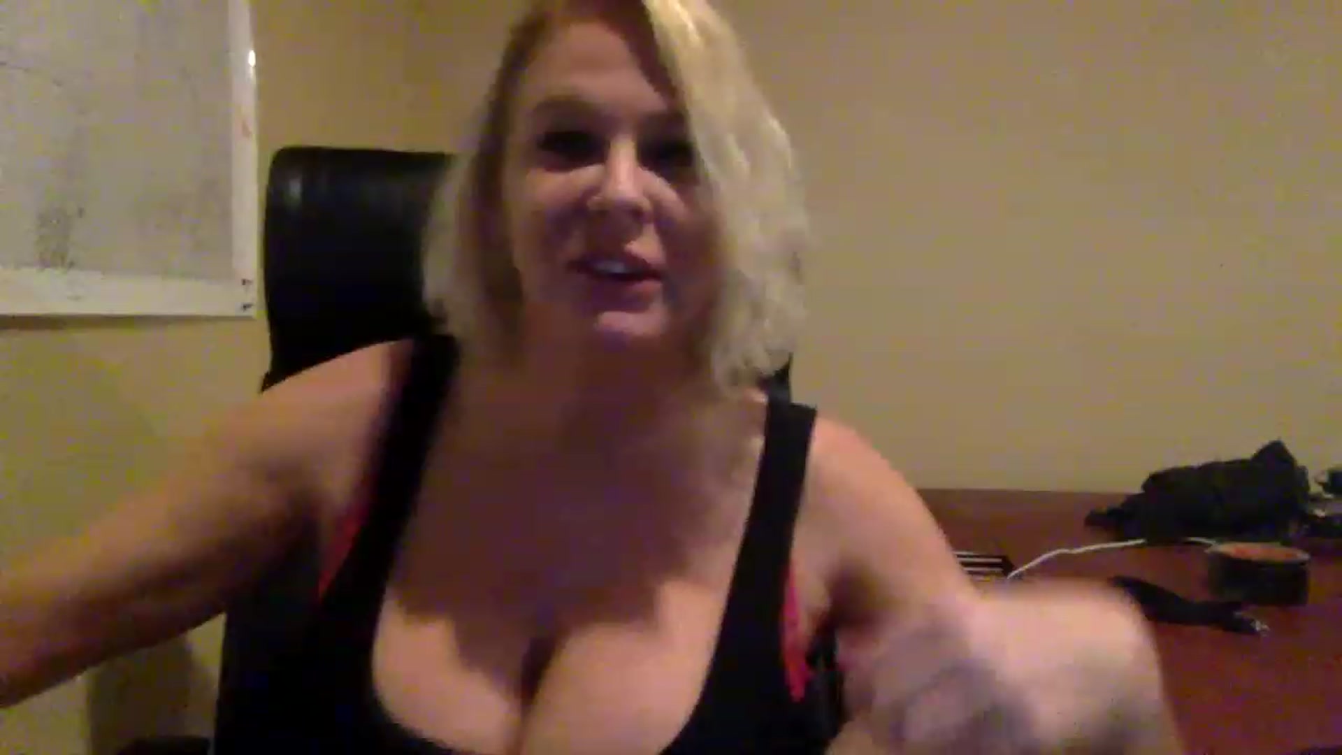 Gallery image thumbnail from Hotpinkbox00's myfreecams stream on, 03/19/2023, 08:33 image 13 of 20