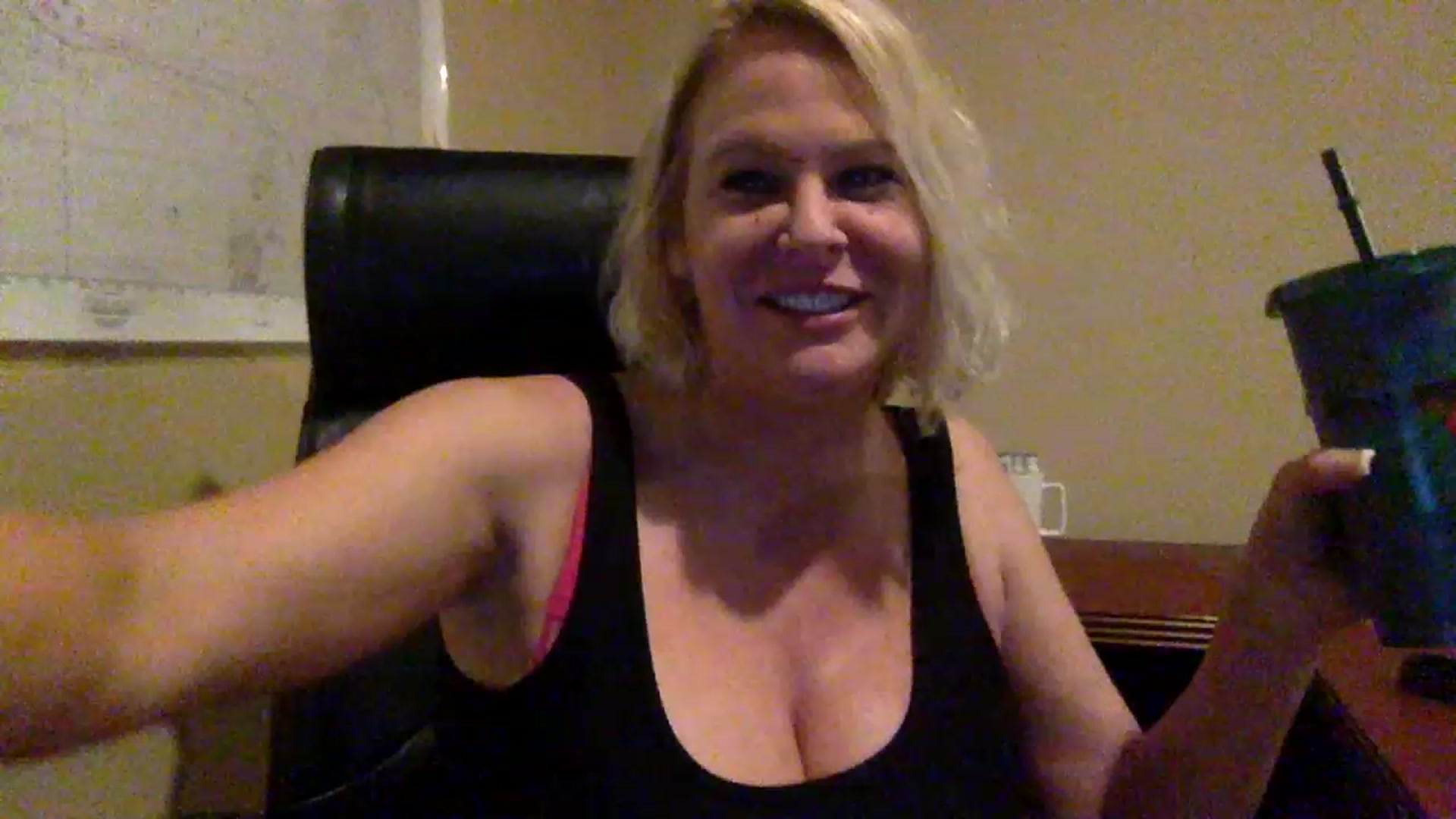 Gallery image thumbnail from Hotpinkbox00's myfreecams stream on, 03/19/2023, 08:33 image 3 of 20