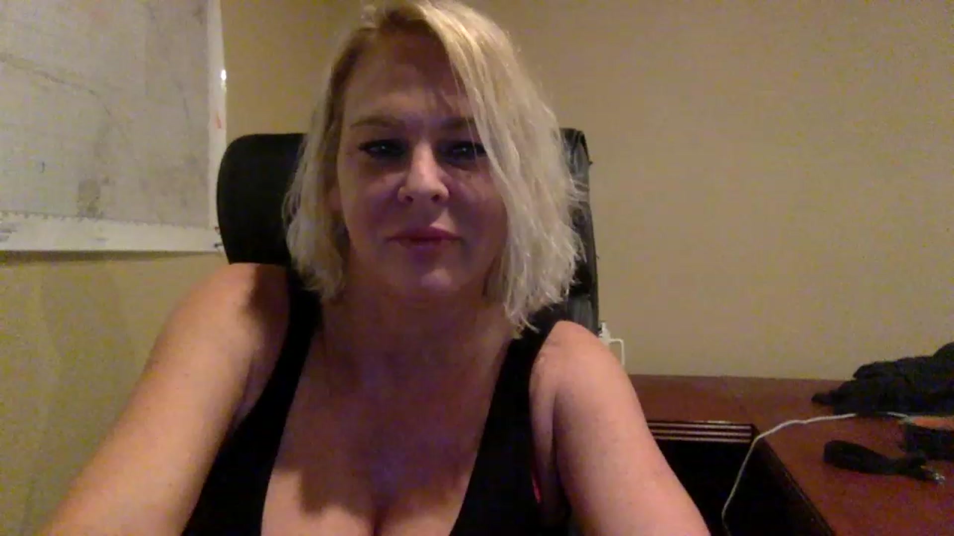 Gallery image thumbnail from Hotpinkbox00's myfreecams stream on, 03/19/2023, 08:33 image 6 of 20