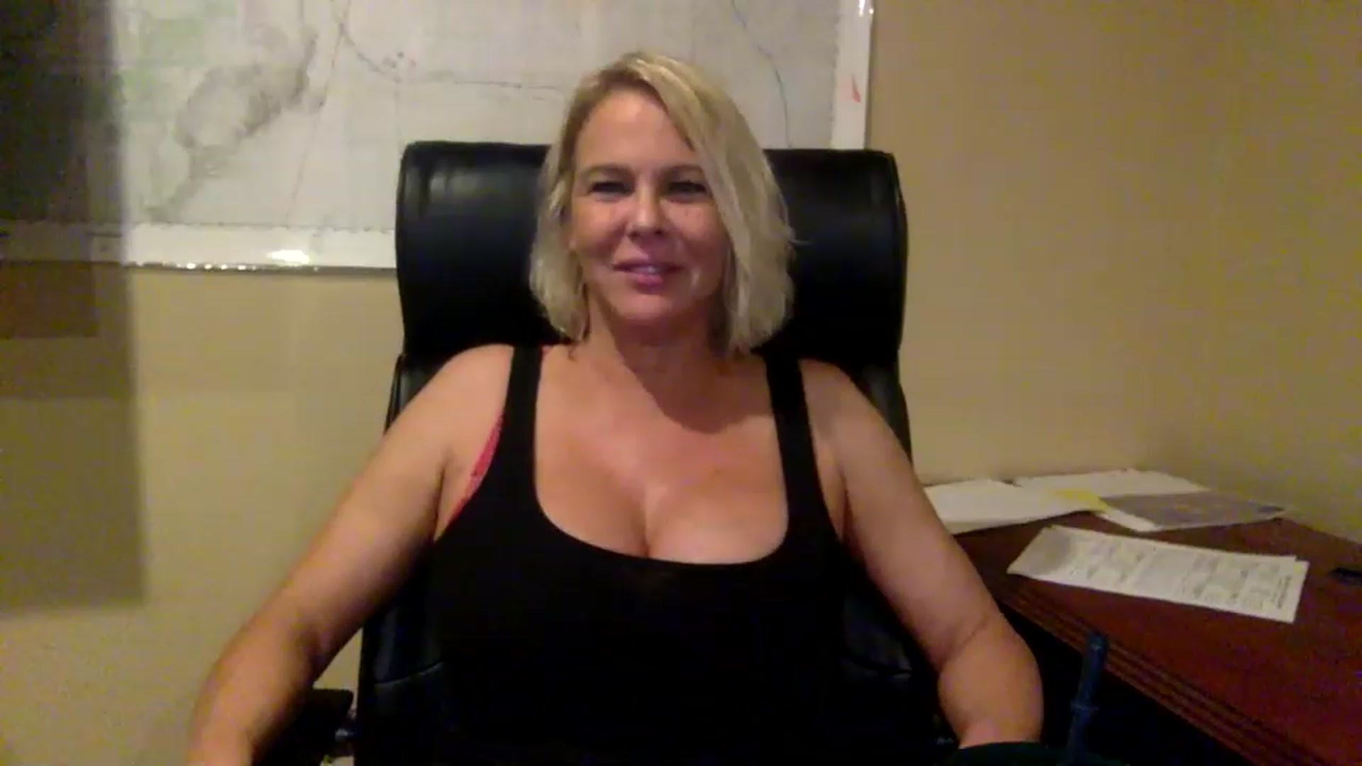 Gallery image thumbnail from Hotpinkbox00's myfreecams stream on, 03/19/2023, 09:45 image 10 of 20