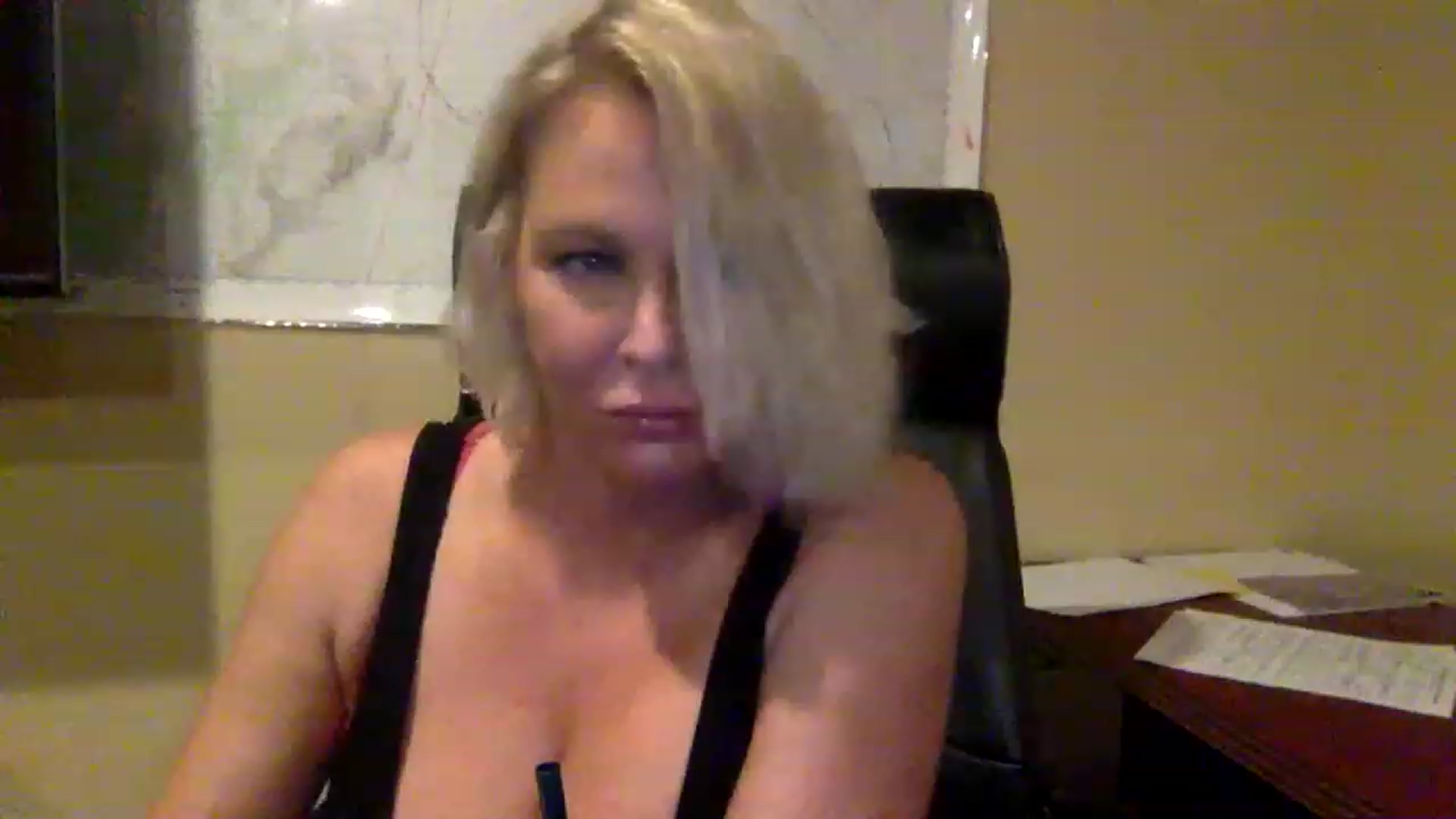 Gallery image thumbnail from Hotpinkbox00's myfreecams stream on, 03/19/2023, 09:45 image 18 of 20