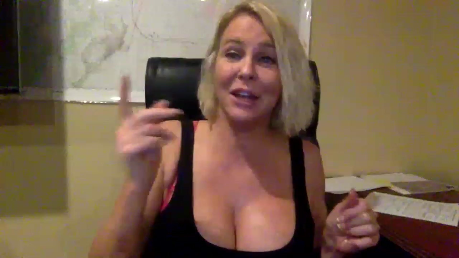 Gallery image thumbnail from Hotpinkbox00's myfreecams stream on, 03/19/2023, 09:45 image 19 of 20