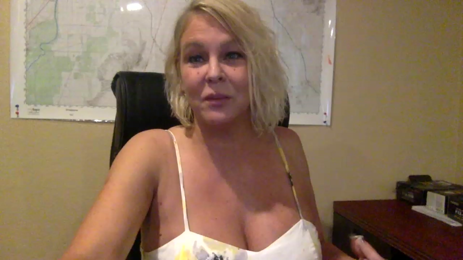 Gallery image thumbnail from Hotpinkbox00's myfreecams stream on, 03/20/2023, 19:52 image 12 of 20