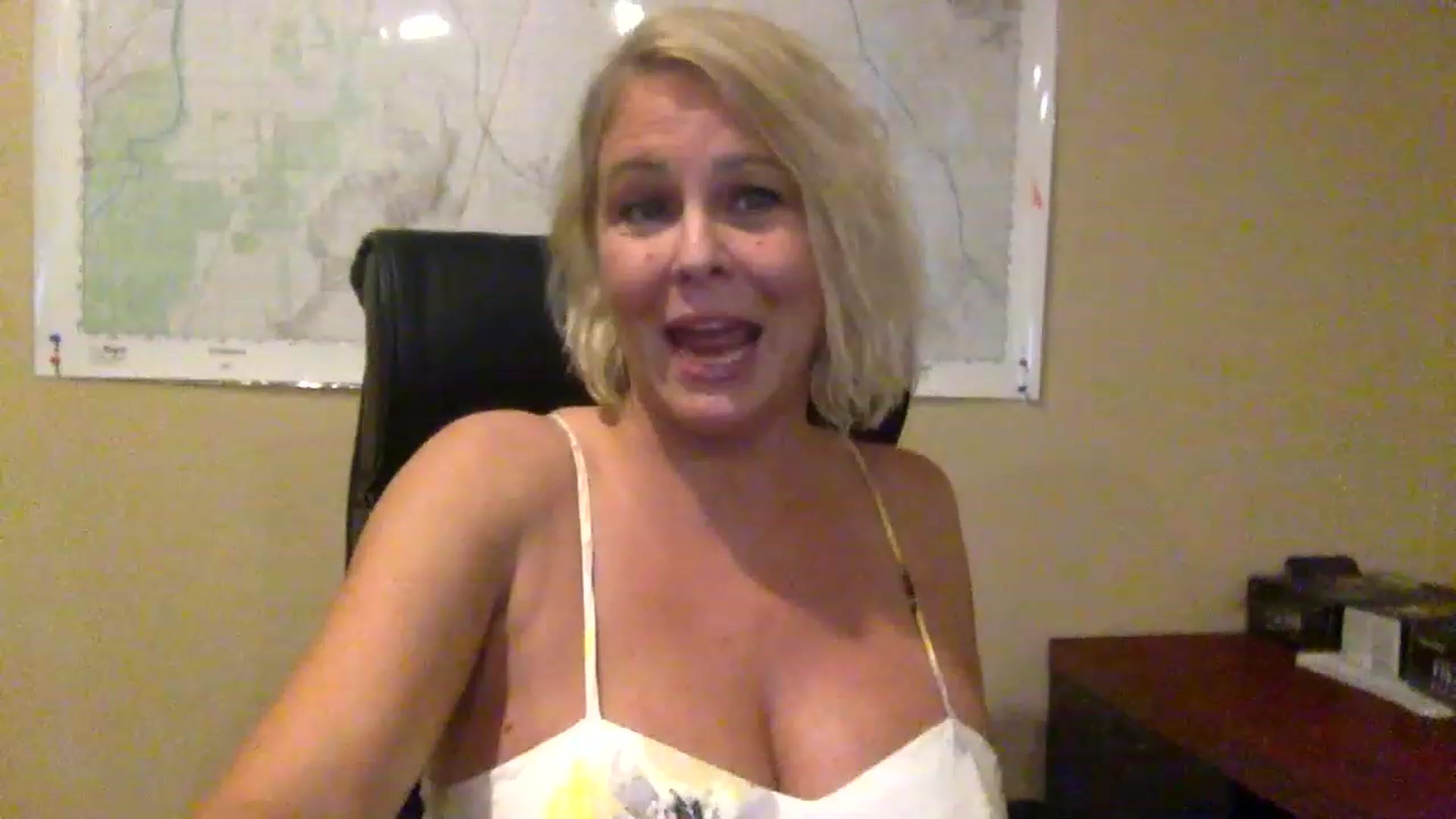 Gallery image thumbnail from Hotpinkbox00's myfreecams stream on, 03/20/2023, 19:52 image 15 of 20