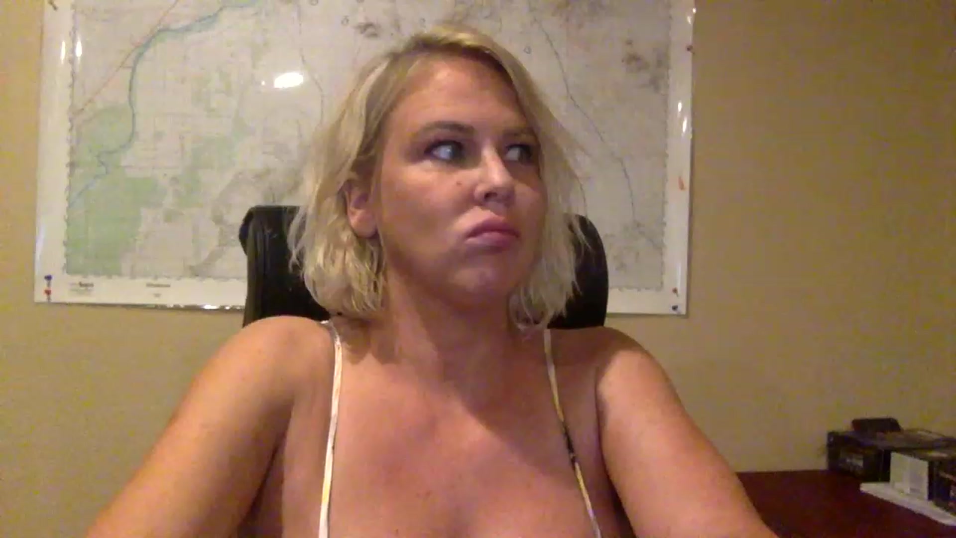 Gallery image thumbnail from Hotpinkbox00's myfreecams stream on, 03/20/2023, 19:52 image 19 of 20