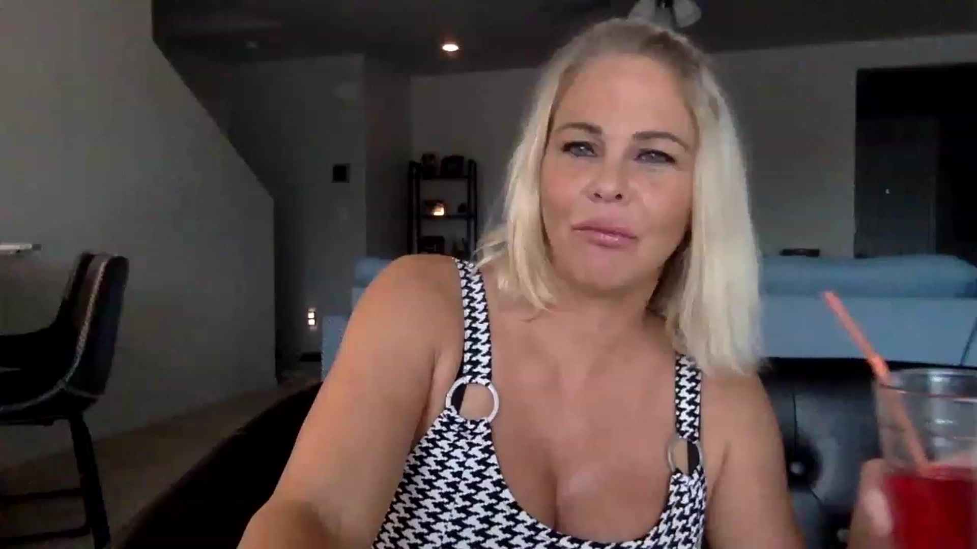 Gallery image thumbnail from Hotpinkbox00's myfreecams stream on, 08/21/2023, 01:25 image 8 of 20