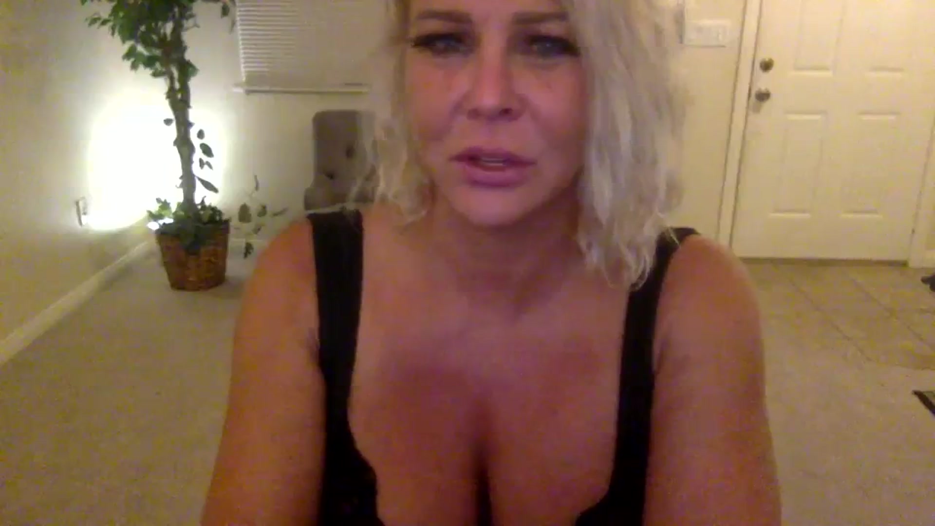 Gallery image thumbnail from Hotpinkbox00's myfreecams stream on, 08/28/2023, 06:04 image 19 of 20