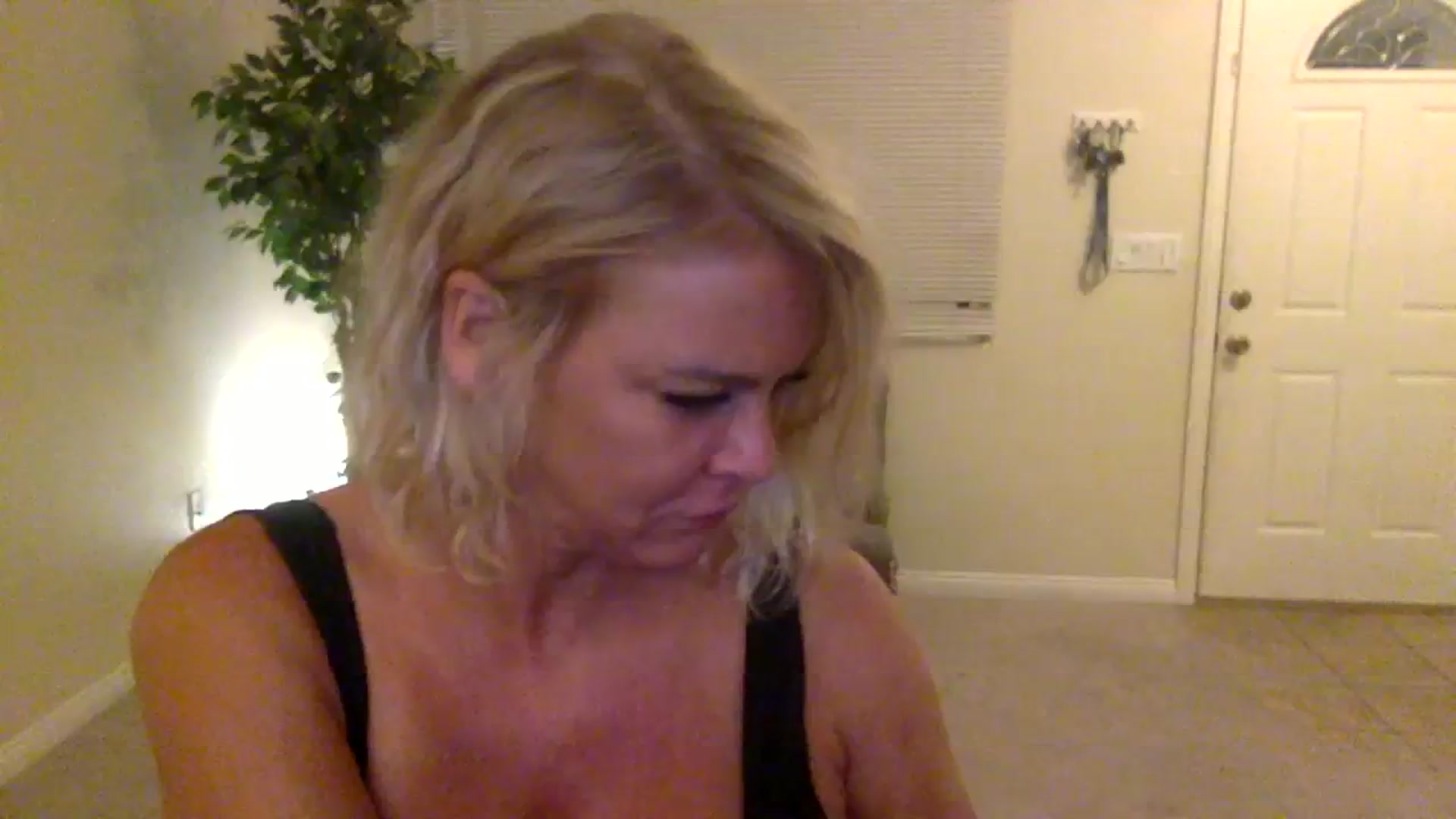 Gallery image thumbnail from Hotpinkbox00's myfreecams stream on, 08/28/2023, 06:04 image 9 of 20