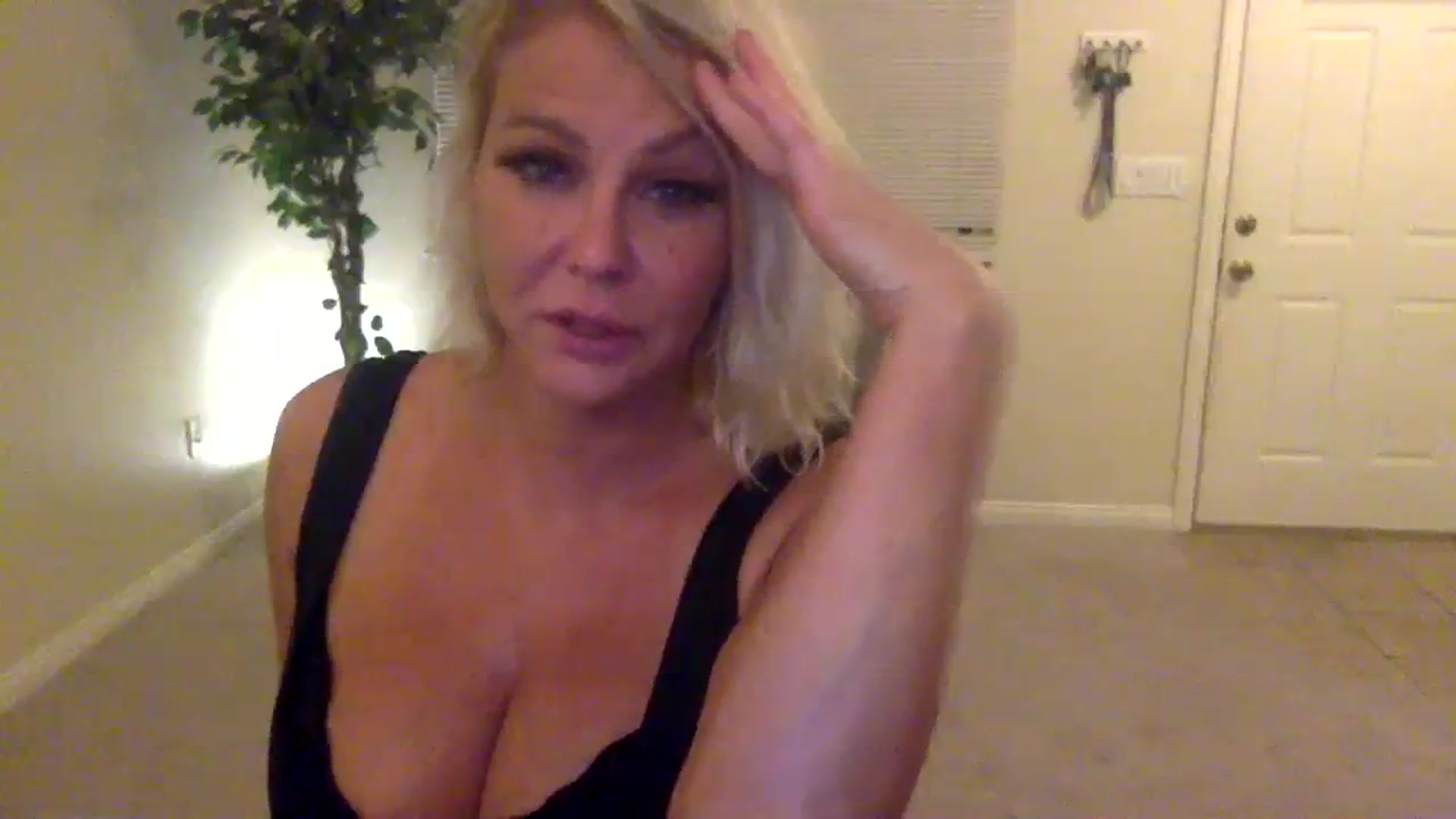 Gallery image thumbnail from Hotpinkbox00's myfreecams stream on, 08/28/2023, 06:04 image 11 of 20