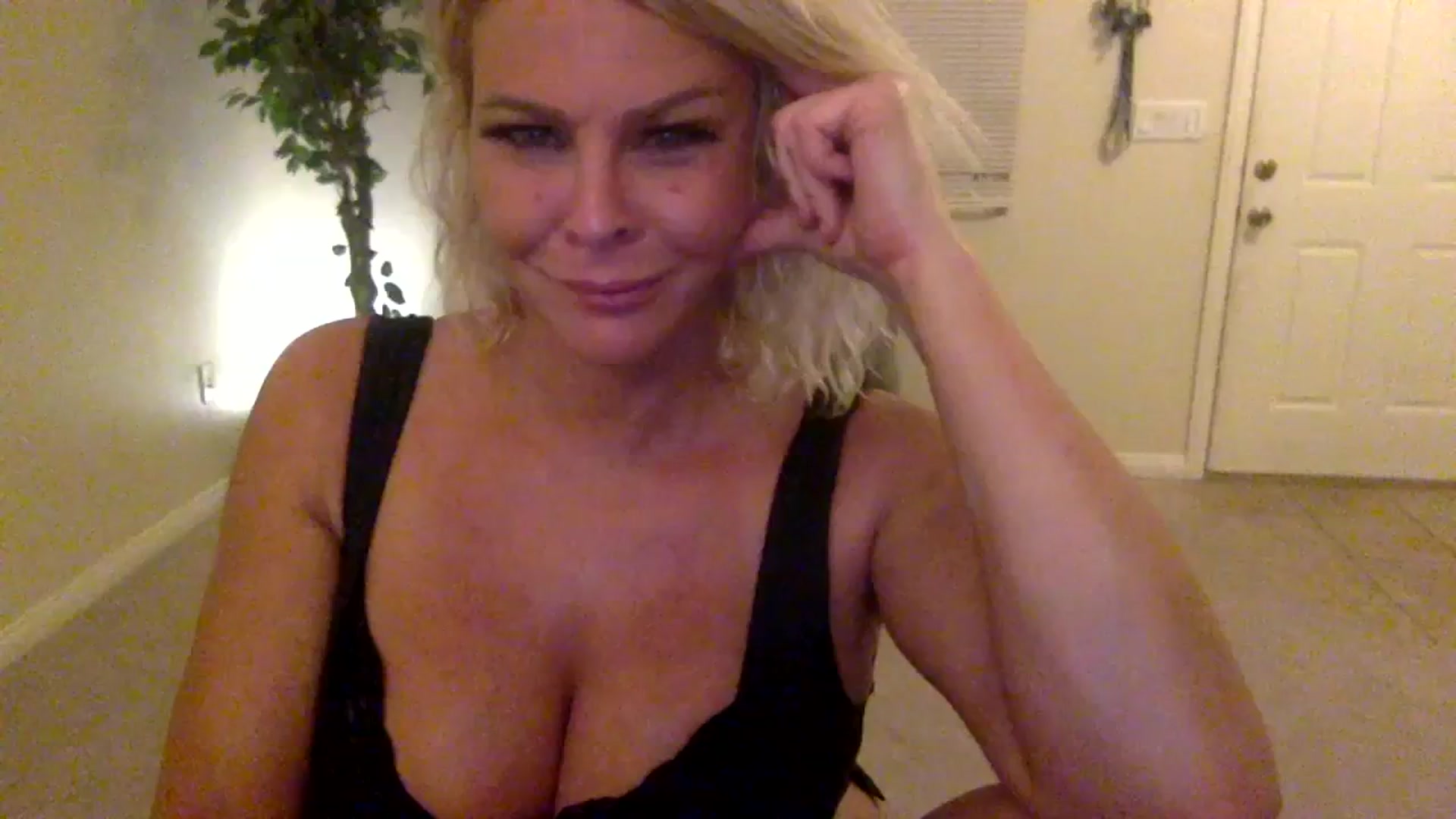 Gallery image thumbnail from Hotpinkbox00's myfreecams stream on, 08/28/2023, 06:04 image 1 of 20