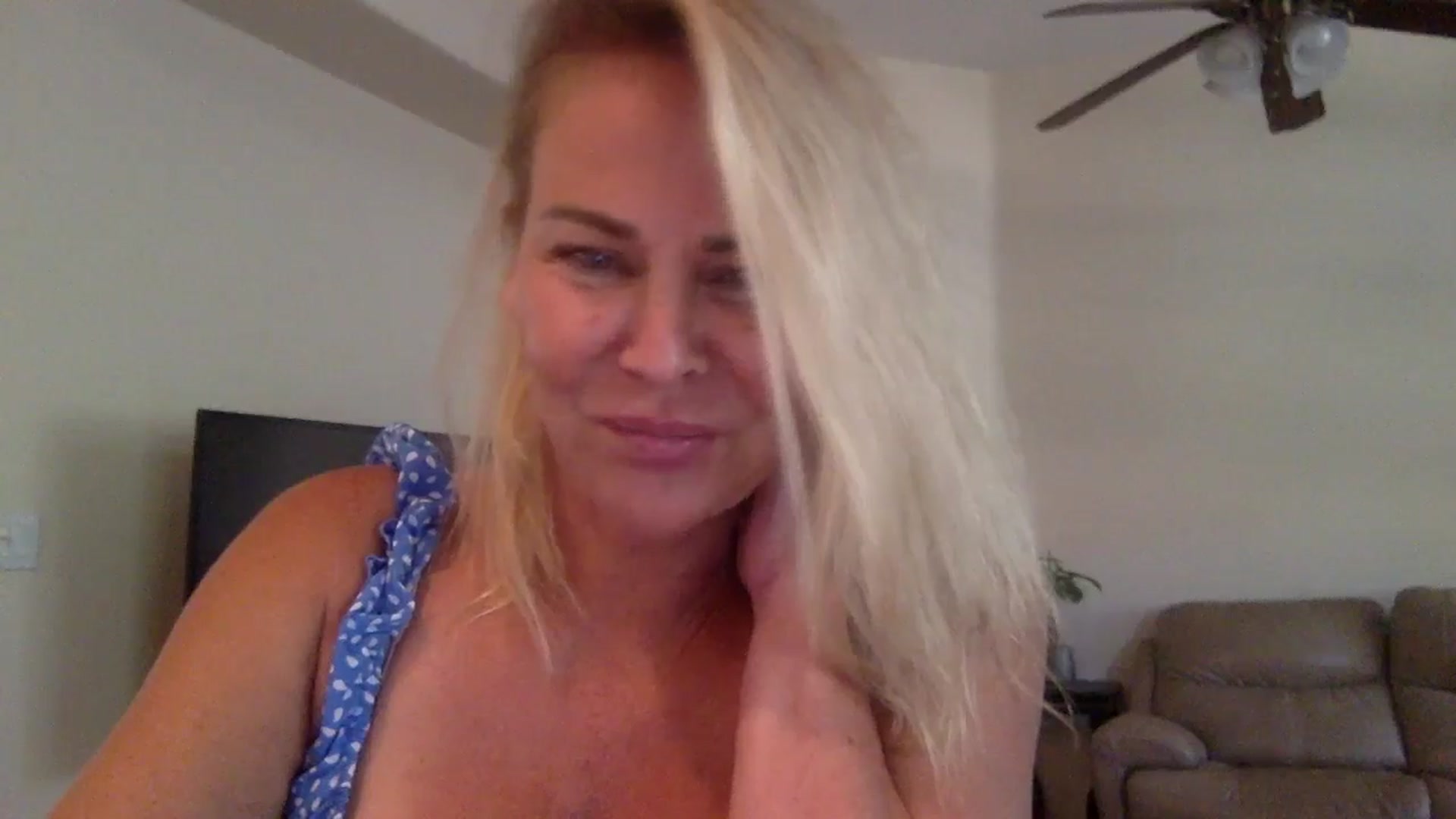 Gallery image thumbnail from Hotpinkbox00's myfreecams stream on, 11/19/2024, 18:44 image 13 of 20