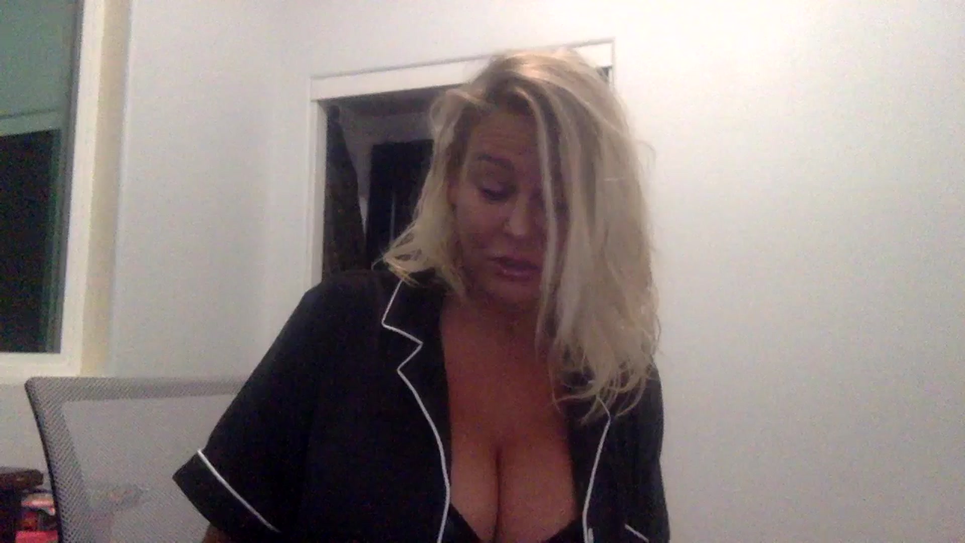 Gallery image thumbnail from Hotpinkbox00's myfreecams stream on, 12/13/2024, 10:39 image 9 of 20
