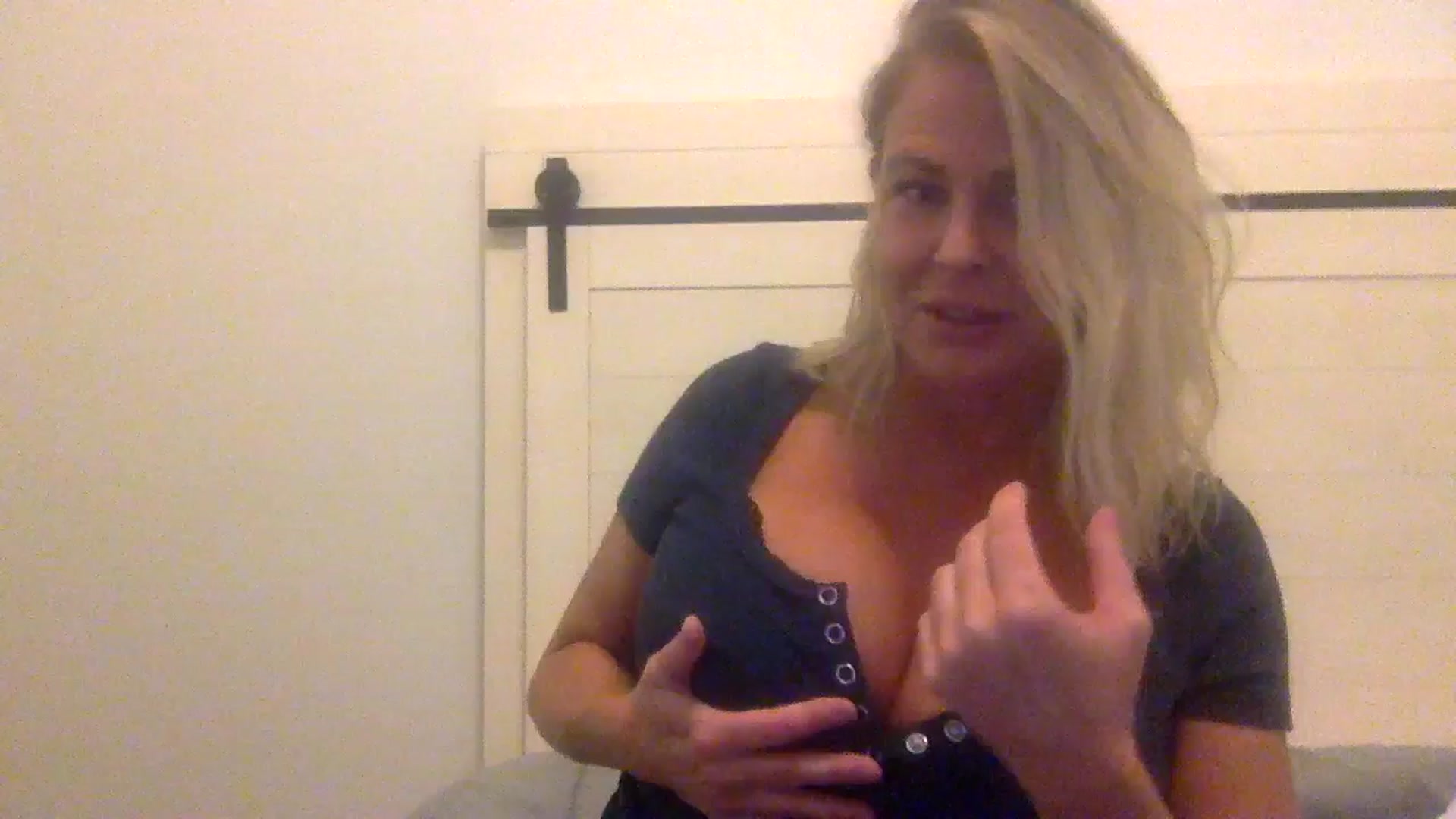 Gallery image thumbnail from Hotpinkbox00's myfreecams stream on, 12/15/2024, 09:20 image 14 of 20
