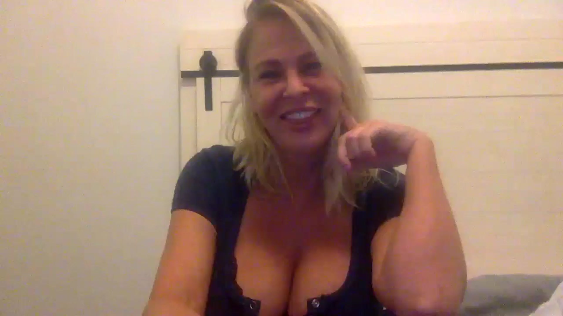 Gallery image thumbnail from Hotpinkbox00's myfreecams stream on, 12/15/2024, 09:20 image 16 of 20