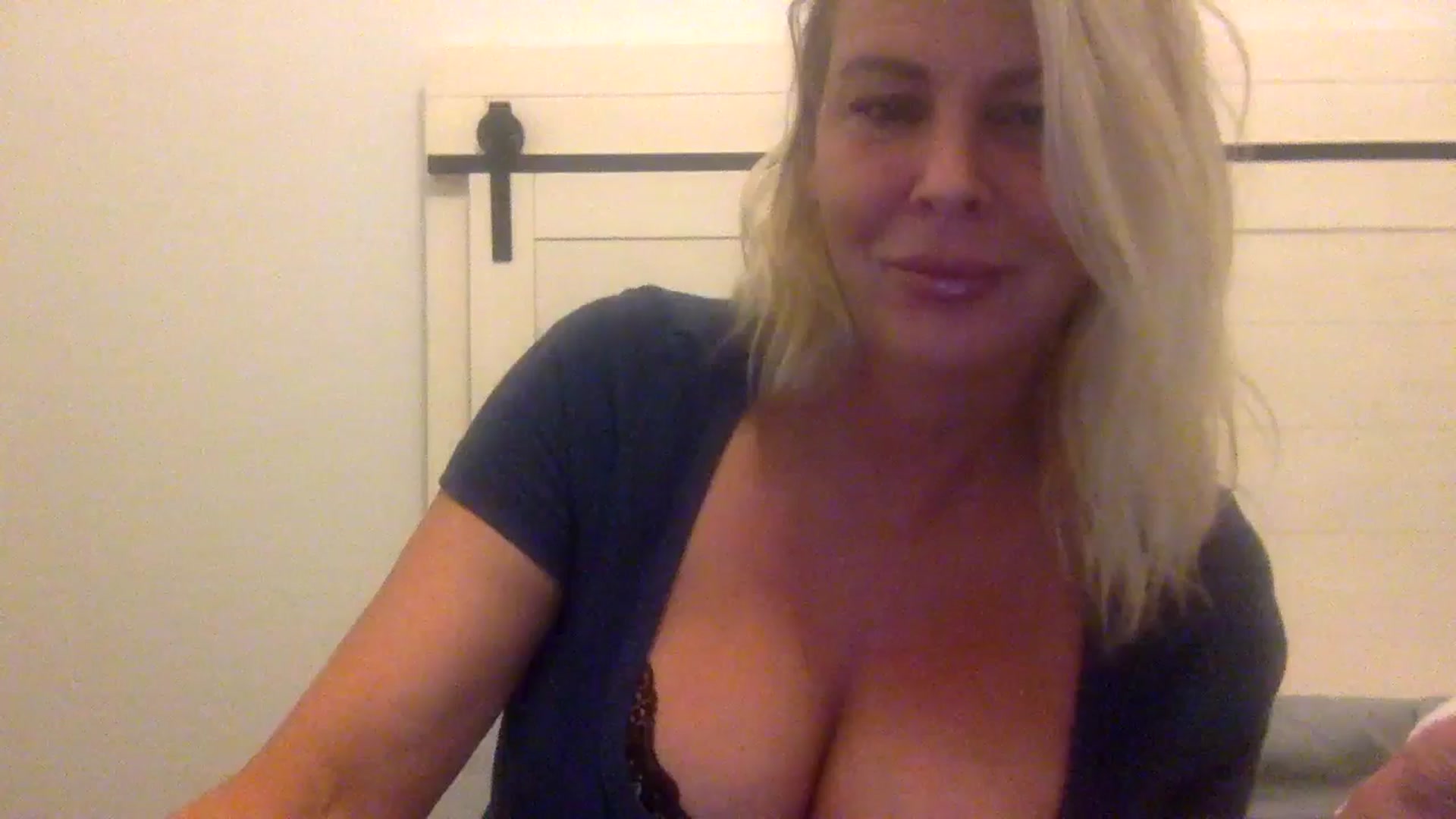 Gallery image thumbnail from Hotpinkbox00's myfreecams stream on, 12/15/2024, 09:20 image 1 of 20