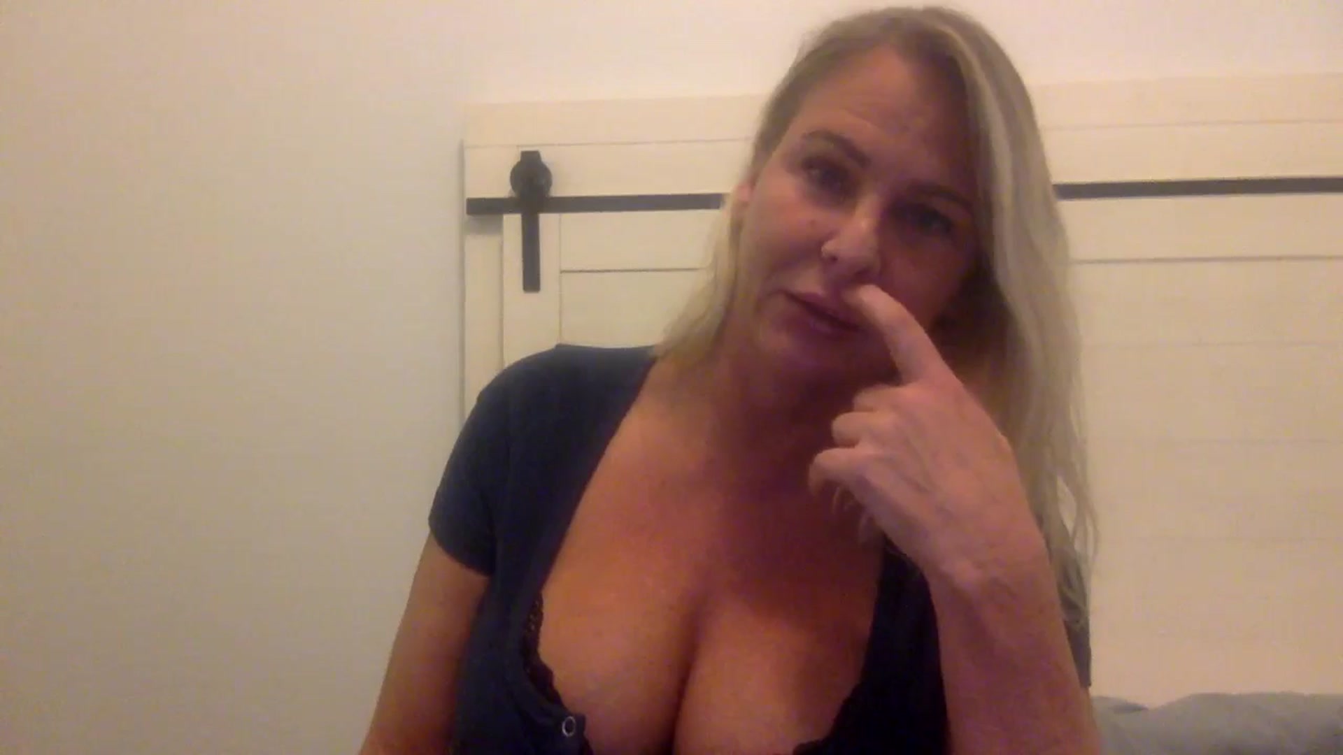 Gallery image thumbnail from Hotpinkbox00's myfreecams stream on, 12/15/2024, 09:20 image 7 of 20