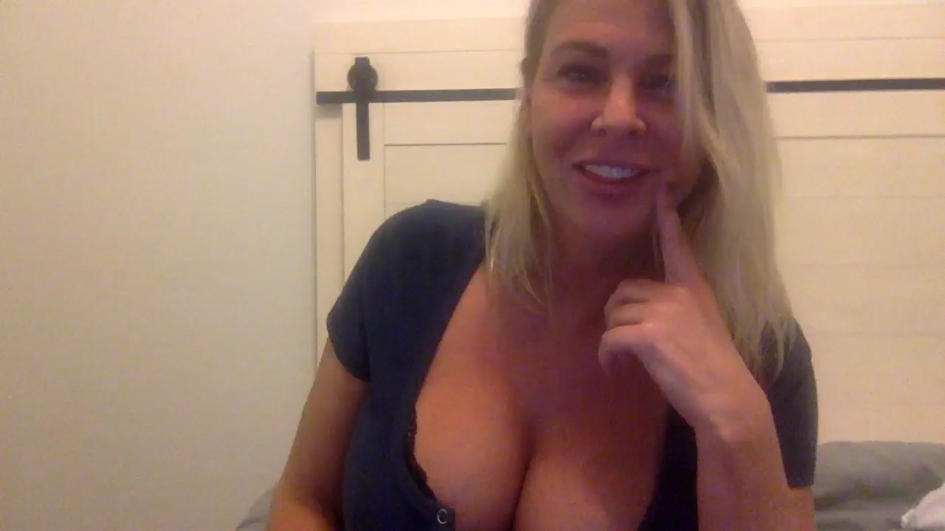 Gallery image thumbnail from Hotpinkbox00's myfreecams stream on, 12/15/2024, 09:20 image 11 of 20