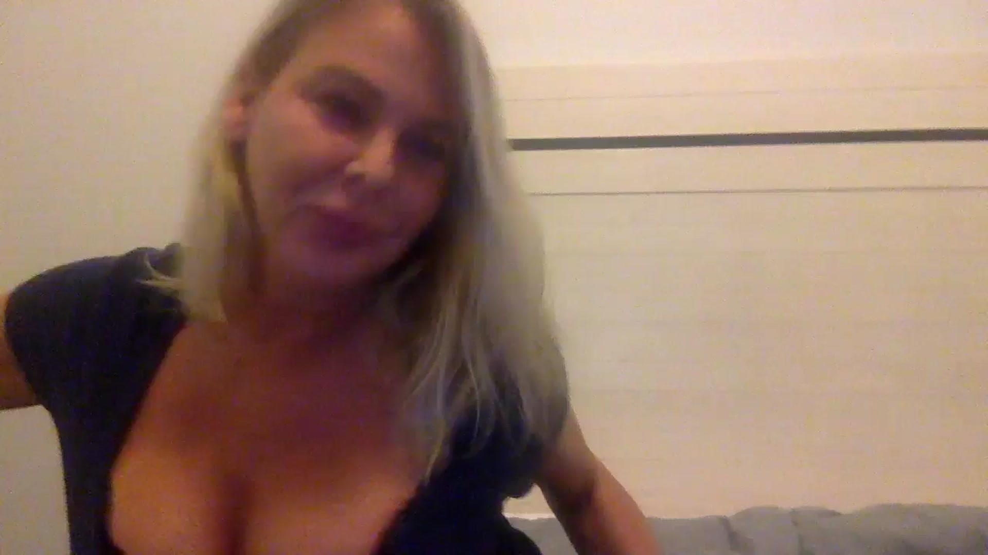 Gallery image thumbnail from Hotpinkbox00's myfreecams stream on, 12/15/2024, 09:20 image 6 of 20