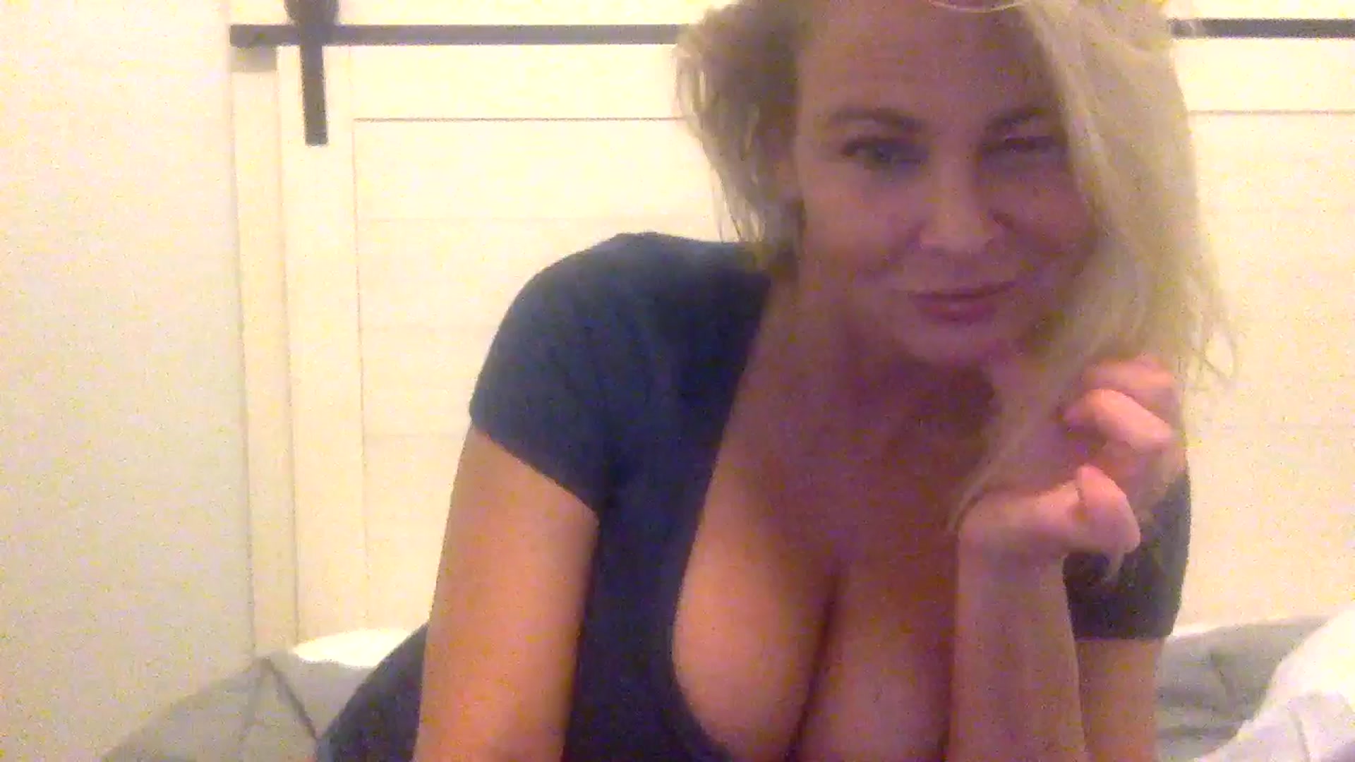 Gallery image thumbnail from Hotpinkbox00's myfreecams stream on, 12/15/2024, 11:09 image 1 of 20