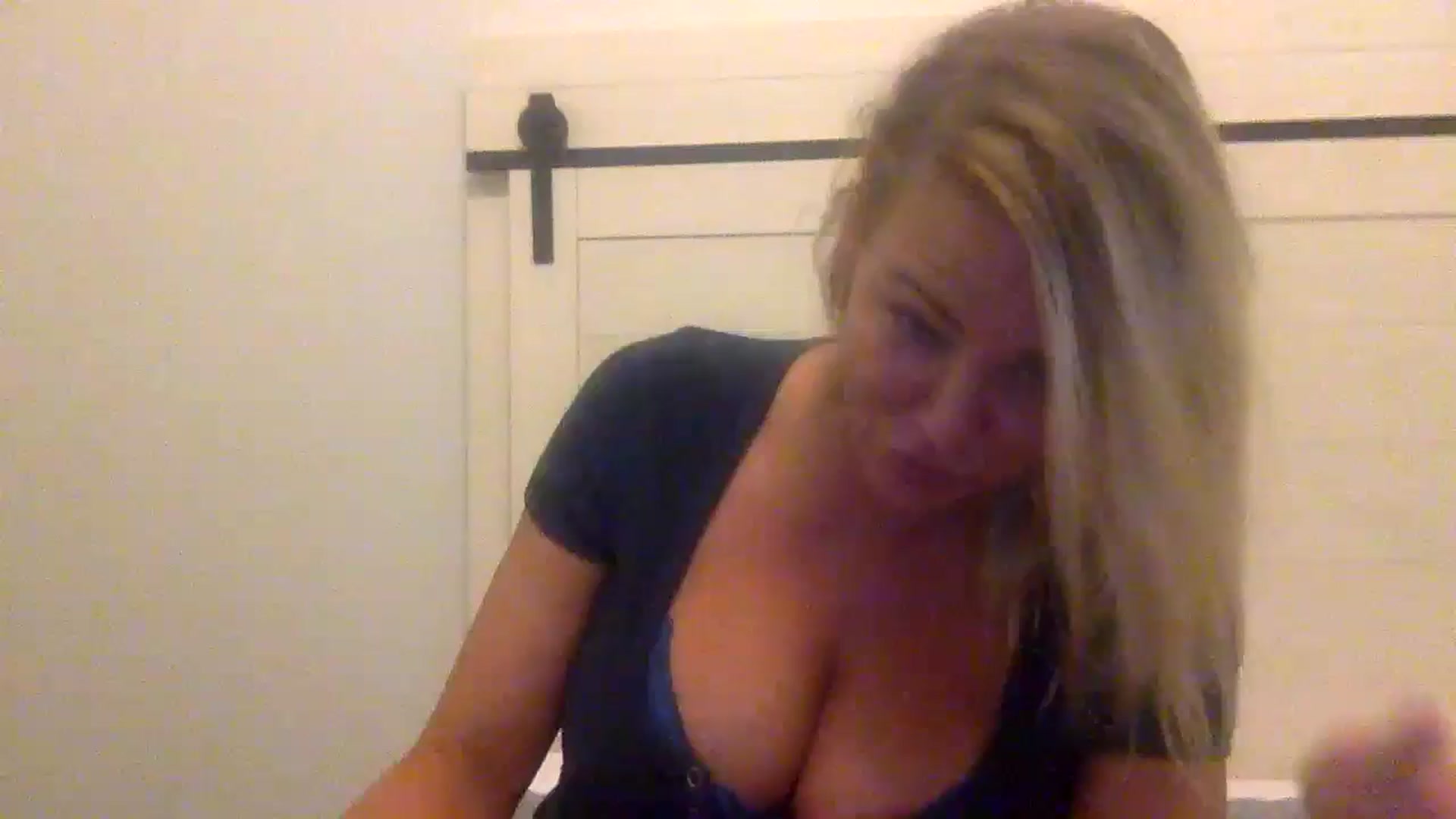 Gallery image thumbnail from Hotpinkbox00's myfreecams stream on, 12/15/2024, 11:09 image 13 of 20