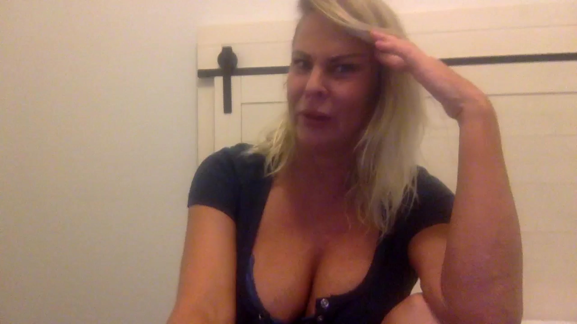 Gallery image thumbnail from Hotpinkbox00's myfreecams stream on, 12/15/2024, 11:09 image 7 of 20