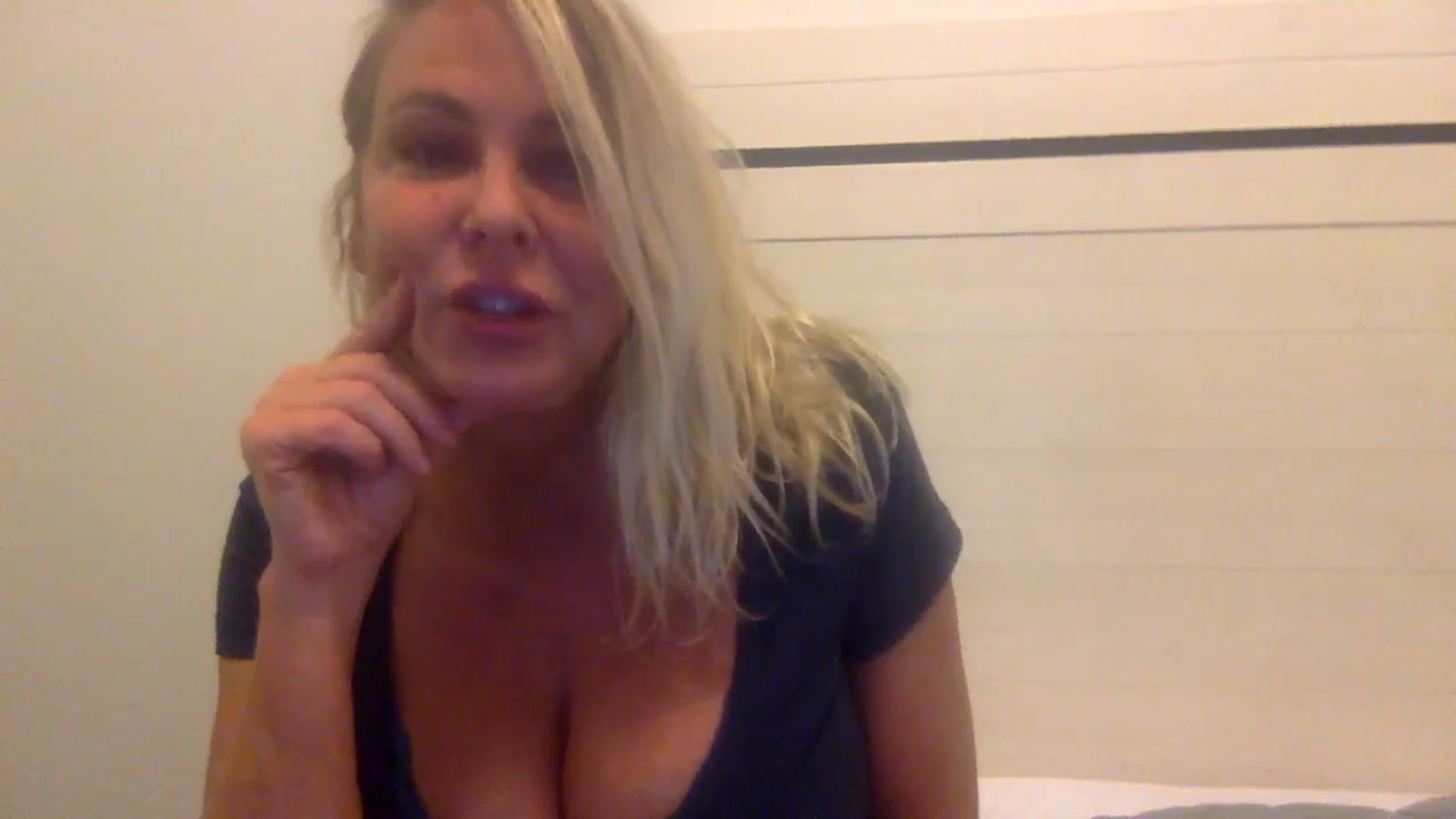 Gallery image thumbnail from Hotpinkbox00's myfreecams stream on, 12/15/2024, 11:09 image 15 of 20