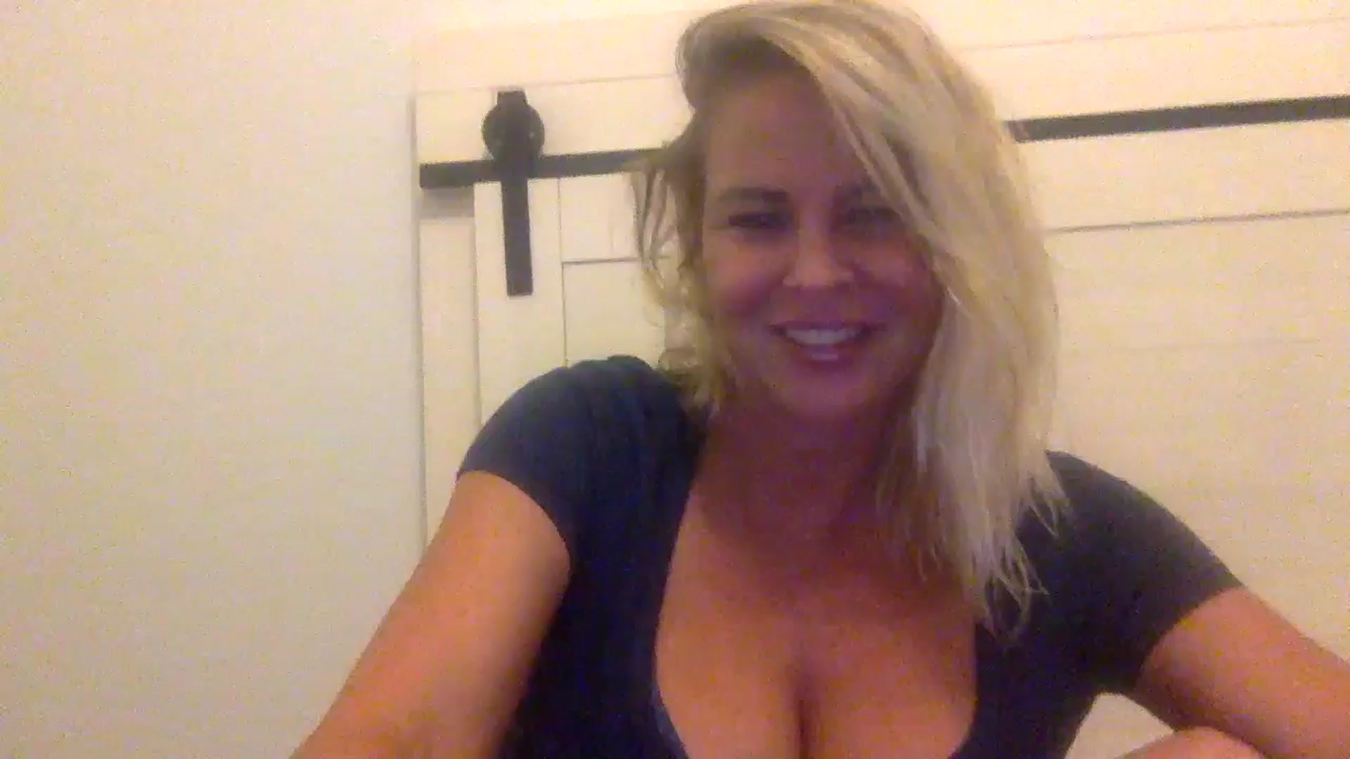 Gallery image thumbnail from Hotpinkbox00's myfreecams stream on, 12/15/2024, 11:26 image 12 of 20