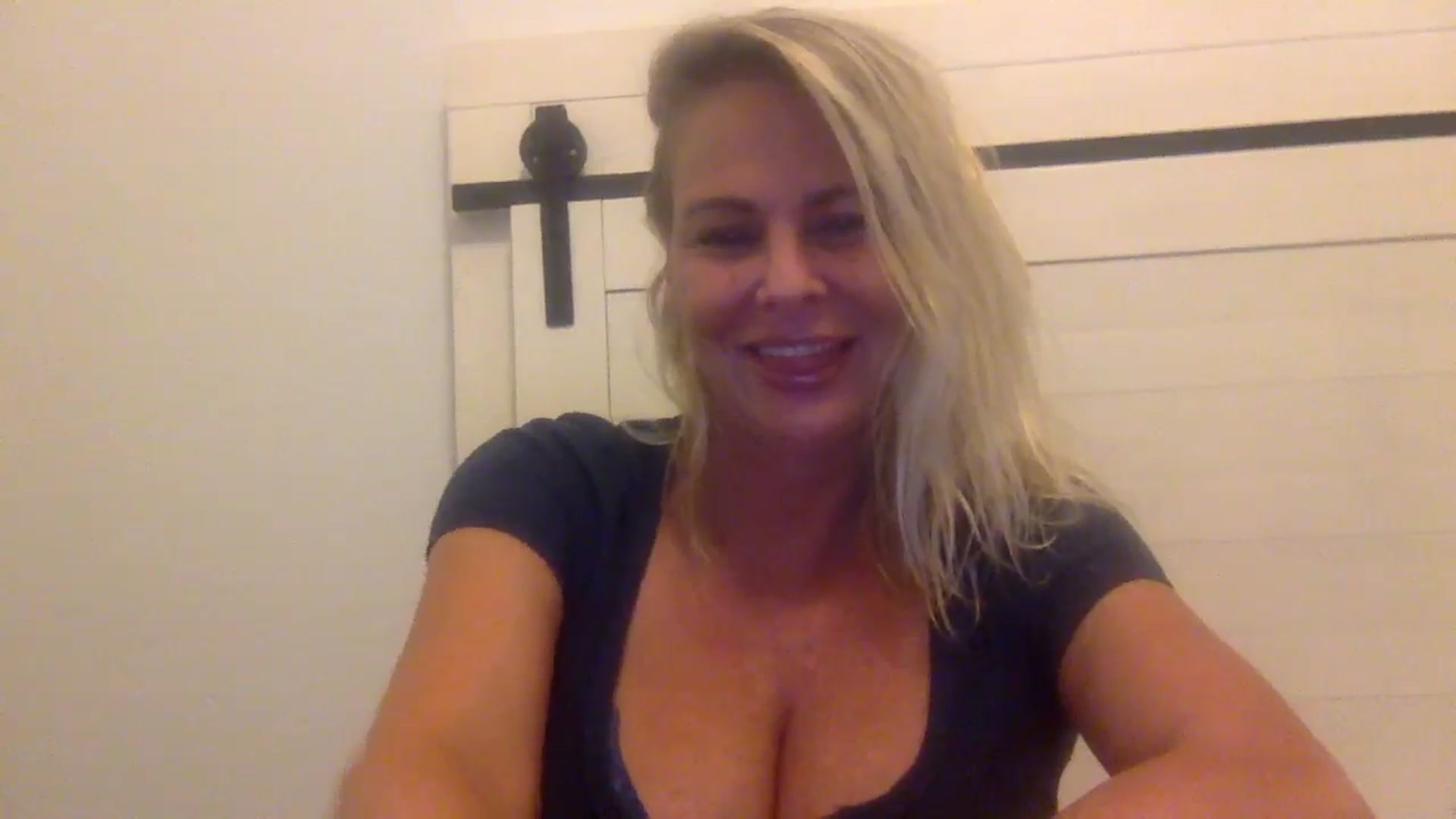 Gallery image thumbnail from Hotpinkbox00's myfreecams stream on, 12/15/2024, 11:26 image 16 of 20