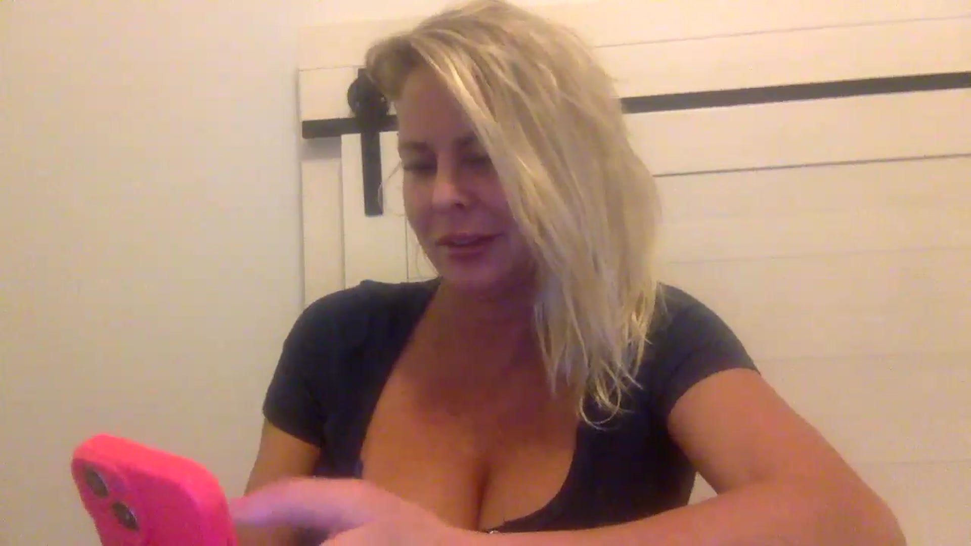 Gallery image thumbnail from Hotpinkbox00's myfreecams stream on, 12/15/2024, 11:26 image 10 of 20