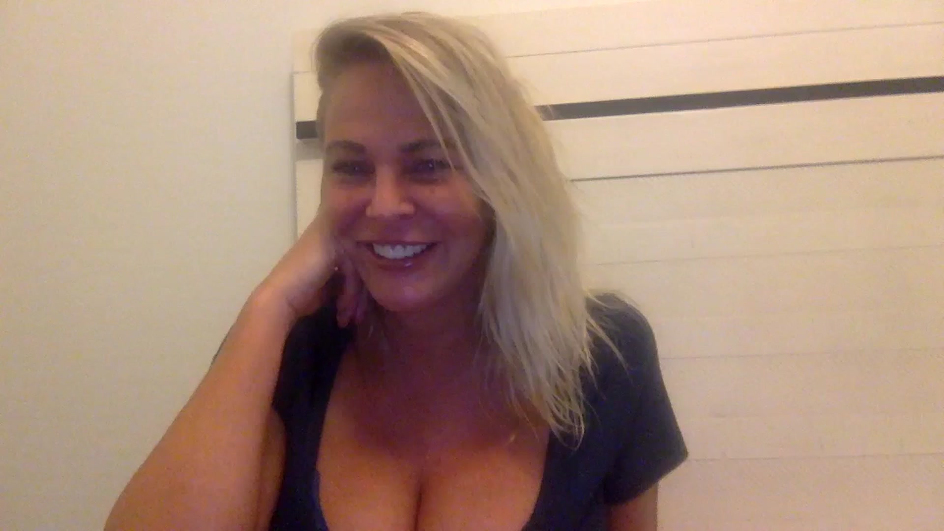 Gallery image thumbnail from Hotpinkbox00's myfreecams stream on, 12/15/2024, 11:26 image 14 of 20