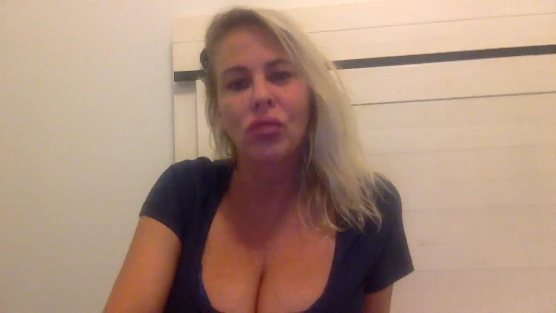 Gallery image thumbnail from Hotpinkbox00's myfreecams stream on, 12/15/2024, 11:26 image 13 of 20